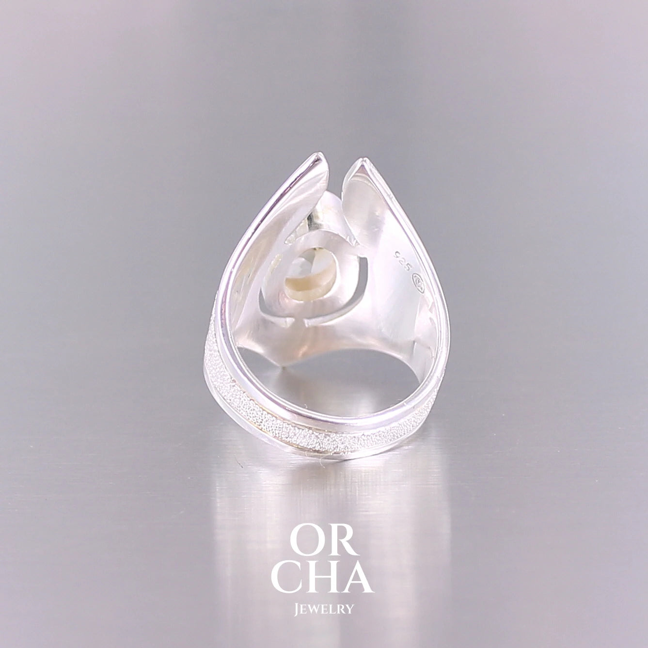 Grande bague contemporaine pour femme en argent massif sertie d'une Citrine. Pierre facettée de forme ovale de qualité transparente, propre à l'oeil. Pierre naturelle de couleur jaune doré lumineux. Bijoux unique, éthique et durable présenté dans un coffret de notre marque, prêt à offrir. Livraison offerte, certificat d'authenticité, service client.
