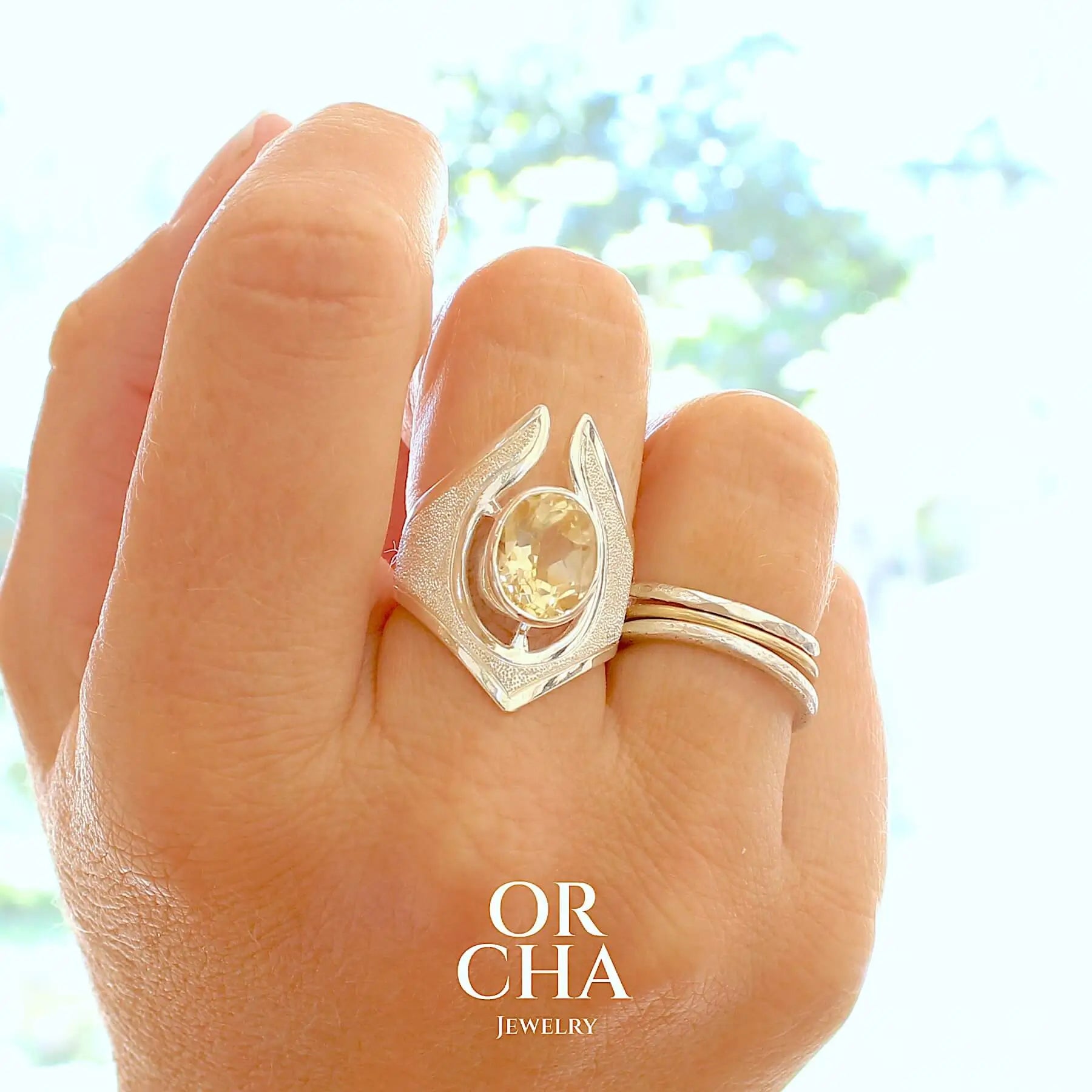Grande bague contemporaine pour femme en argent massif sertie d'une Citrine. Pierre facettée de forme ovale de qualité transparente, propre à l'oeil. Pierre naturelle de couleur jaune doré lumineux. Bijoux unique, éthique et durable présenté dans un coffret de notre marque, prêt à offrir. Livraison offerte, certificat d'authenticité, service client.
