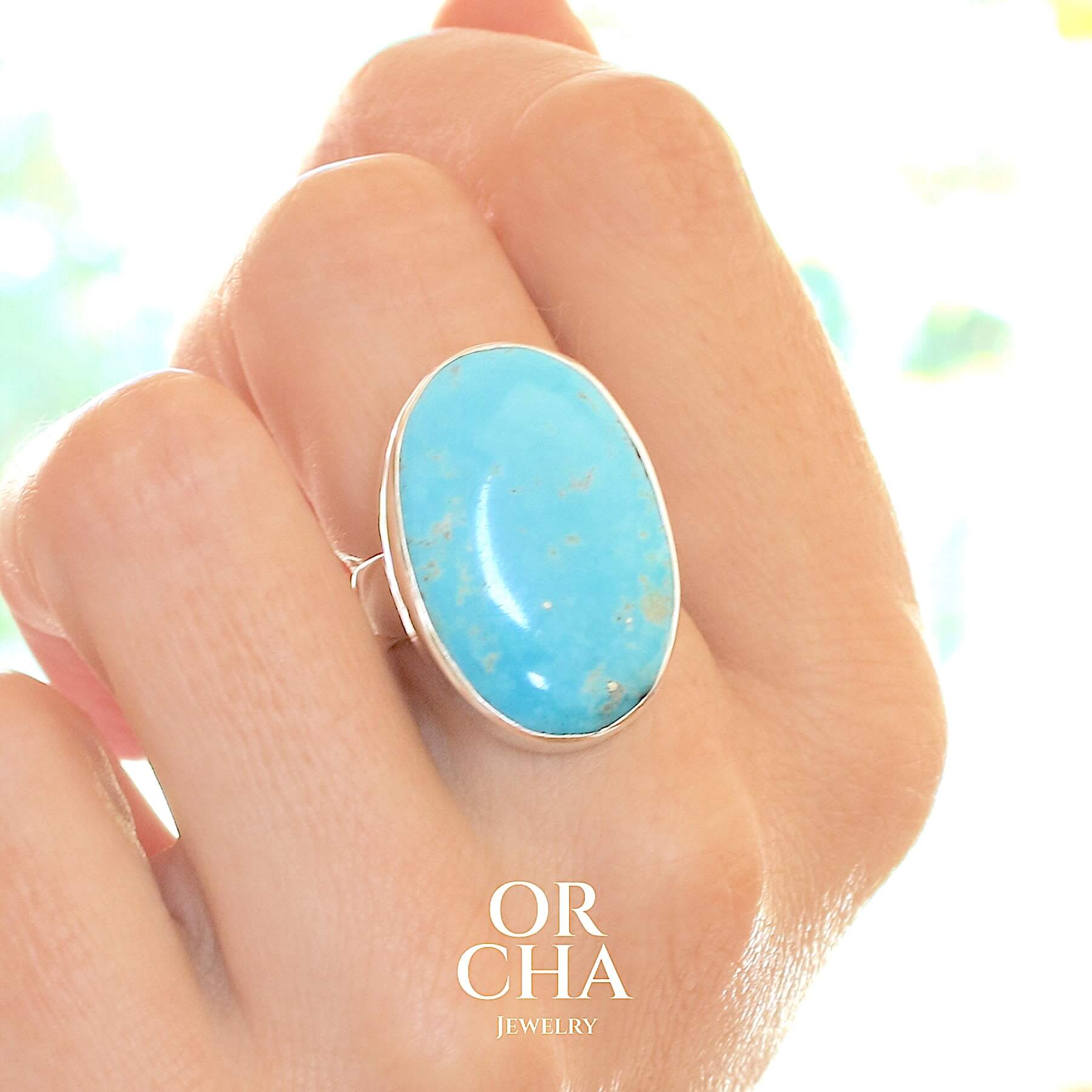Bague pour femme en argent massif sertie d'une Turquoise perse. Cabochon de forme ovale. pierre de couleur bleu ciel intense. Qualité translucide. Comme l'immense majorité des Turquoises cette pierre a été stabilisée par traitement. Taille 58. Bijoux unique, éthique et durable présenté dans un coffret de notre marque, prêt à offrir. Livraison offerte, certificat d'authenticité, service client.