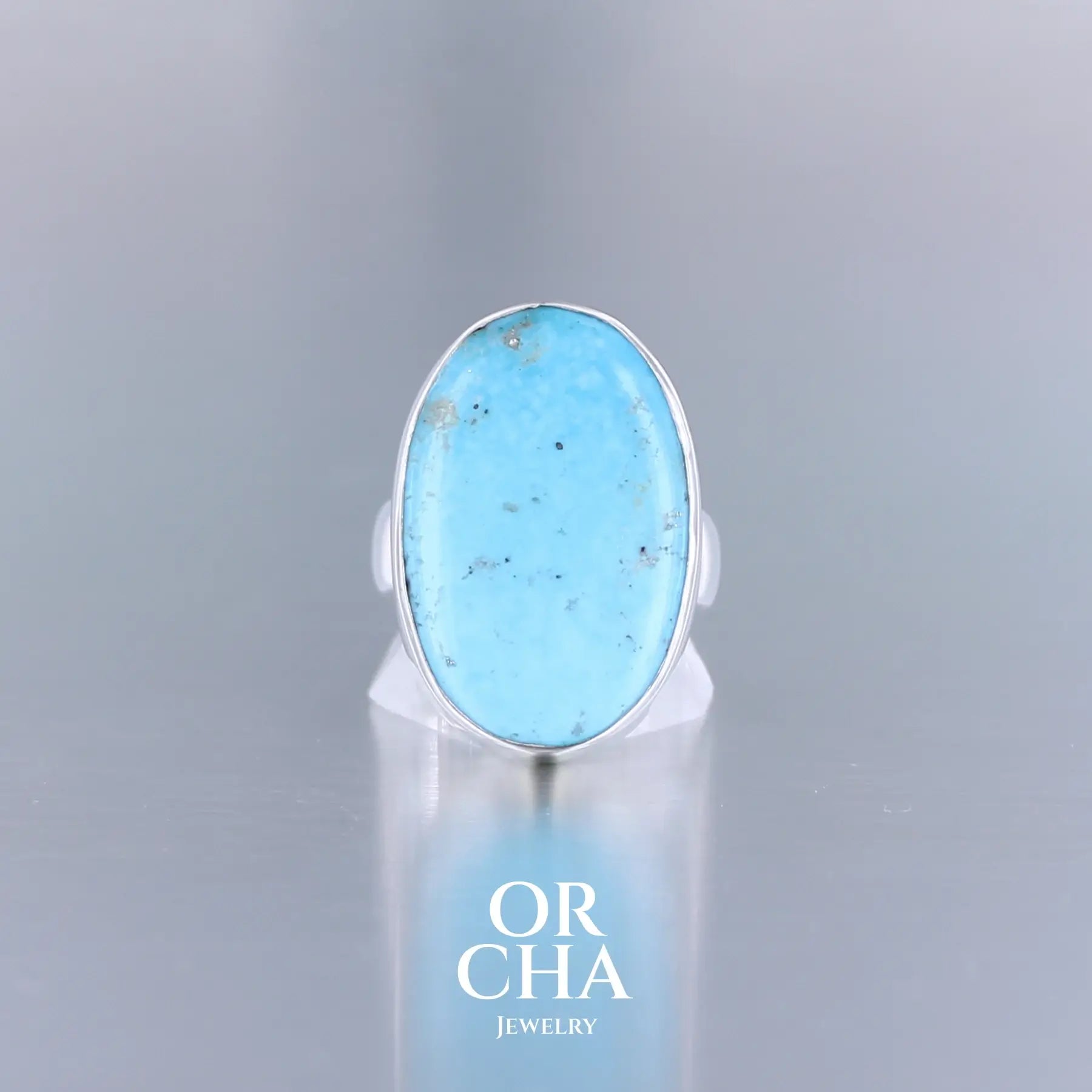 Bague pour femme en argent massif sertie d'une Turquoise perse. Cabochon de forme ovale. pierre de couleur bleu ciel intense. Qualité translucide. Comme l'immense majorité des Turquoises cette pierre a été stabilisée par traitement. Taille 58. Bijoux unique, éthique et durable présenté dans un coffret de notre marque, prêt à offrir. Livraison offerte, certificat d'authenticité, service client.