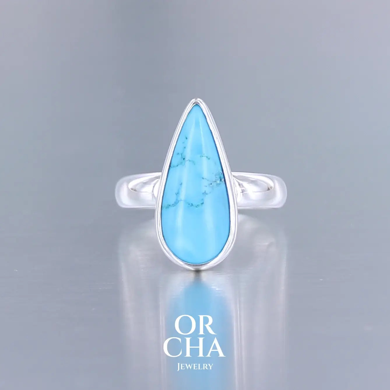Bague pour femme en argent massif sertie d'une Turquoise d'Arizona. Cabochon en  forme de goutte. pierre de couleur bleu ciel intense. Qualité opaque. Comme l'immense majorité des Turquoises cette pierre a été stabilisée par traitement. Taille 60. Bijoux unique, éthique et durable présenté dans un coffret de notre marque, prêt à offrir. Livraison offerte, certificat d'authenticité, service client.