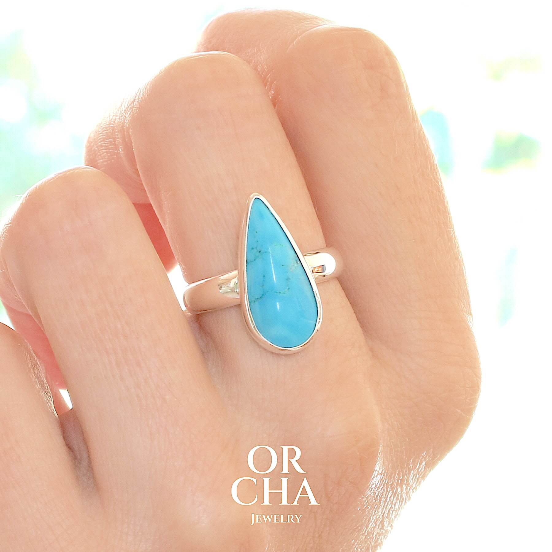 Bague pour femme en argent massif sertie d'une Turquoise d'Arizona. Cabochon en  forme de goutte. pierre de couleur bleu ciel intense. Qualité opaque. Comme l'immense majorité des Turquoises cette pierre a été stabilisée par traitement. Taille 60. Bijoux unique, éthique et durable présenté dans un coffret de notre marque, prêt à offrir. Livraison offerte, certificat d'authenticité, service client.