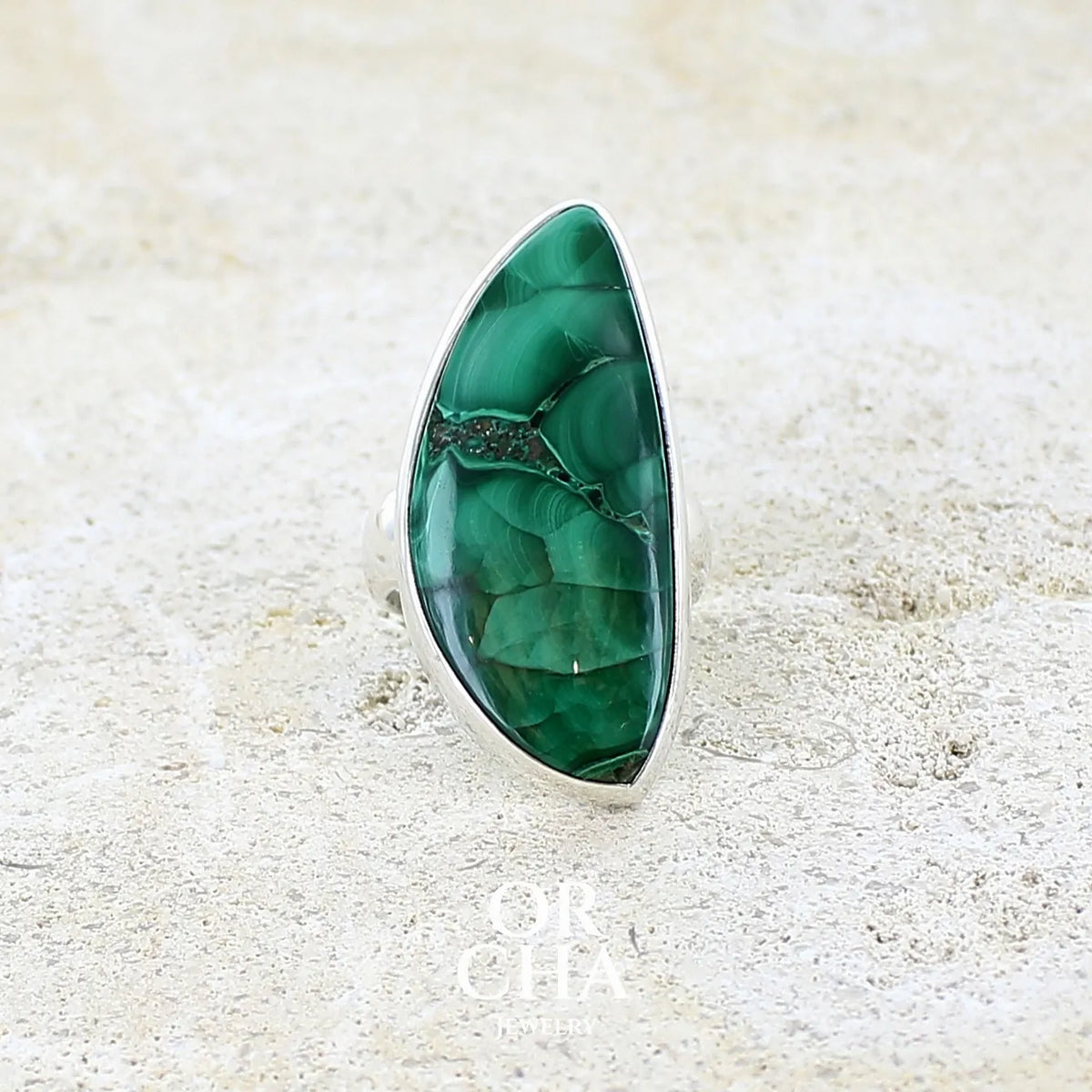 Bague pour femme en argent massif sertie d'un cabochon de Malachite aux couleurs nuancées vertes profondes intenses. Bijoux unique réalise en taille 54 par Orchajewelry 