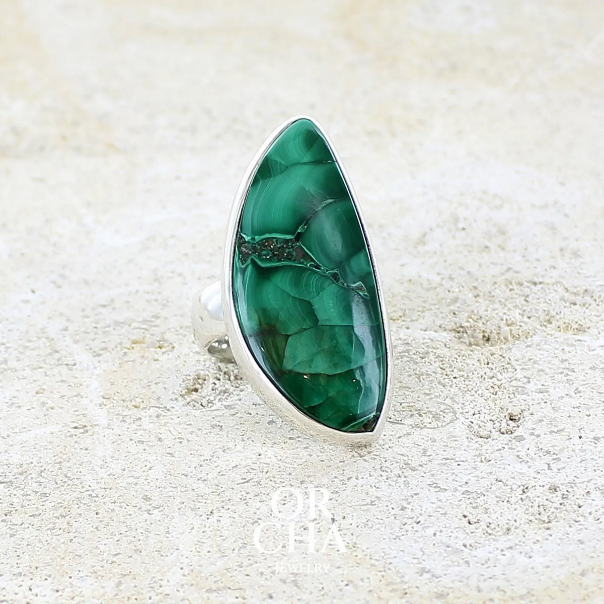 Bague pour femme en argent massif sertie d'un cabochon de Malachite aux couleurs nuancées vertes profondes intenses. Bijoux unique réalise en taille 54 par Orchajewelry 