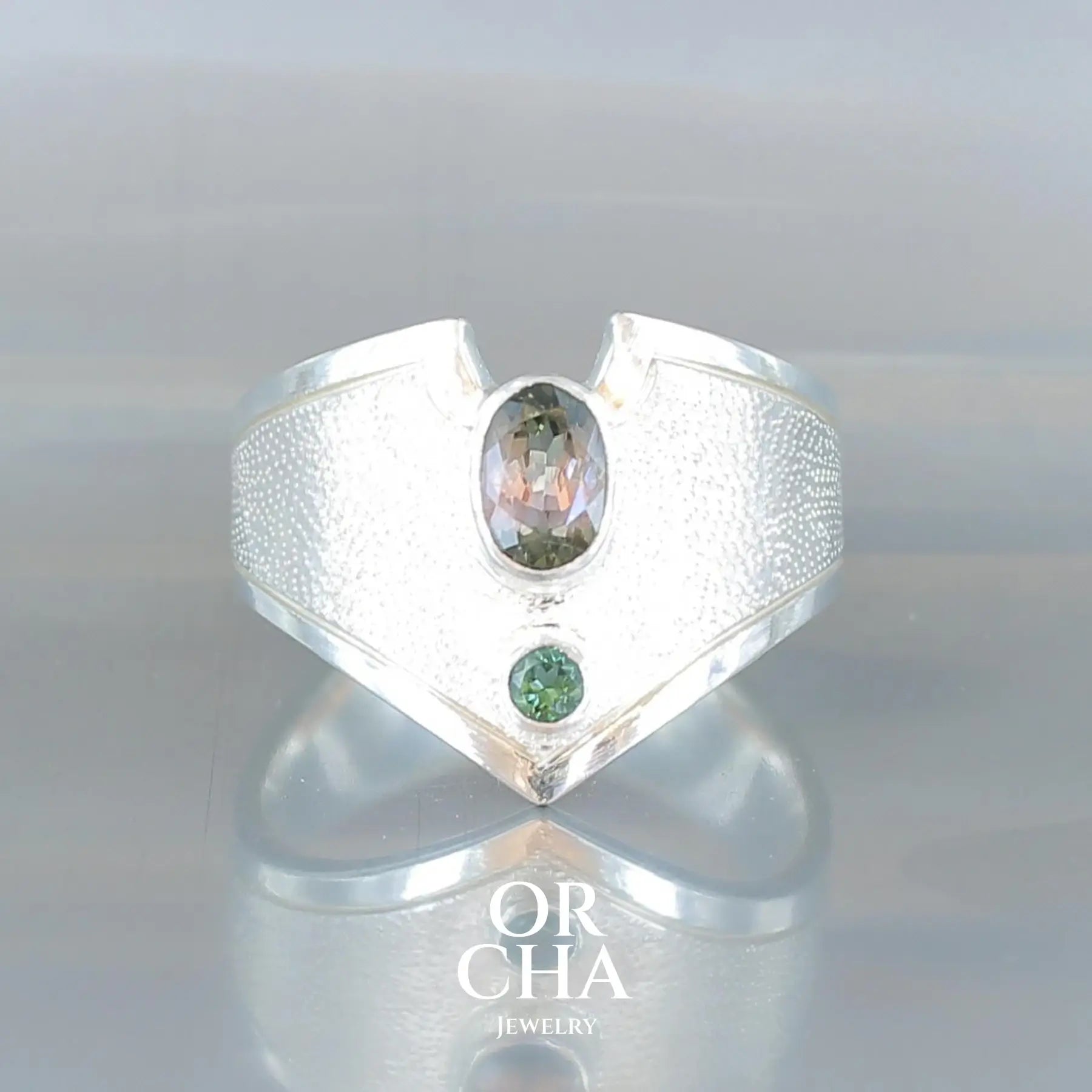 Bague pour femme en argent massif sertie d'une tourmaline bicolore verte et rose grisées. Pierre facettée ovale naturelle transparente présentant des inclusions. Taille 56. Bijoux unique, éthique et durable présenté dans un coffret de notre marque, prêt à offrir. Livraison offerte, certificat d'authenticité, service client.