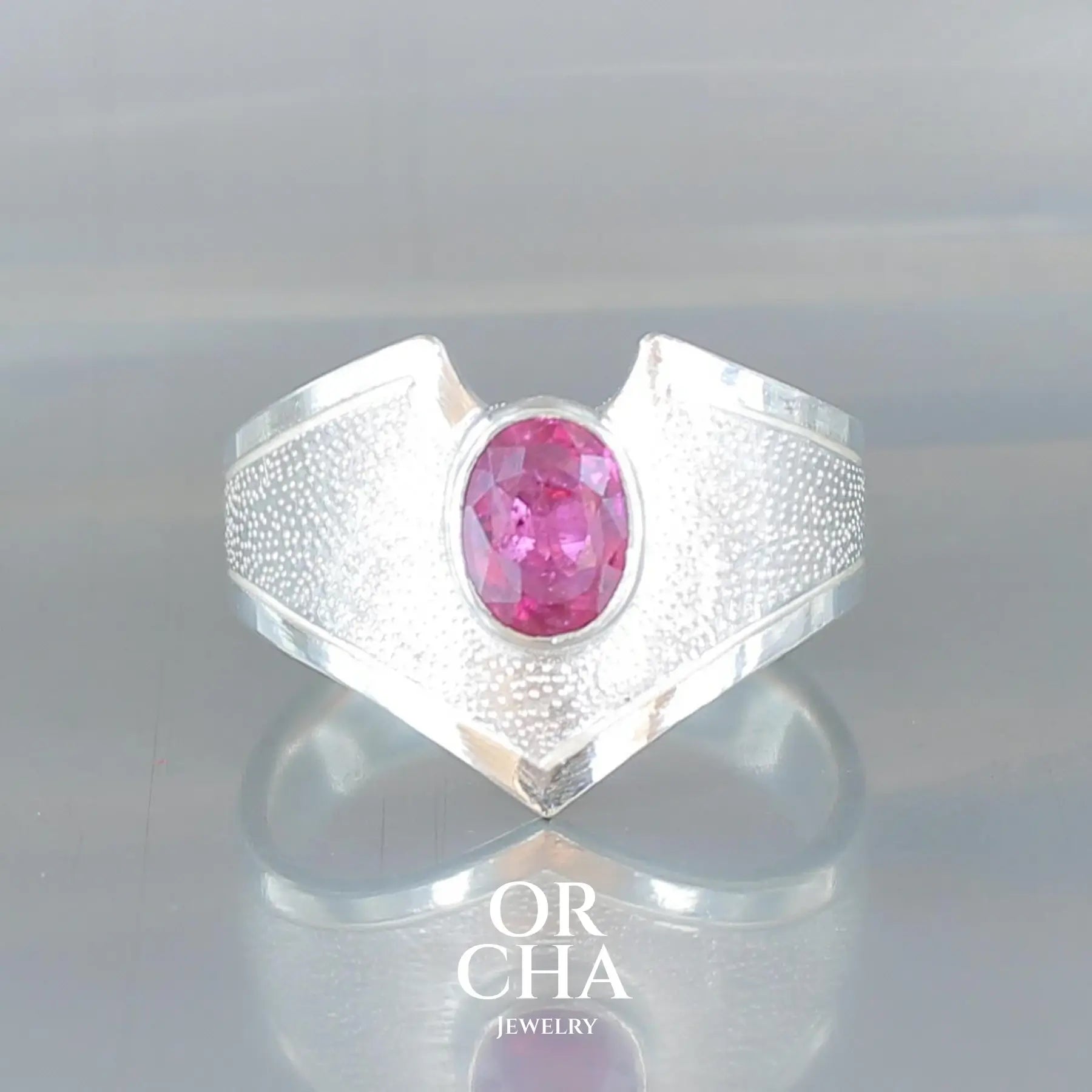 Bague pour femme en argent massif sertie d'une tourmaline rose. Pierre facettée naturelle de forme ovale, transparente présentant des inclusions. Taille 52. Bijoux unique, éthique et durable présenté dans un coffret de notre marque, prêt à offrir. Livraison offerte, certificat d'authenticité, service client.