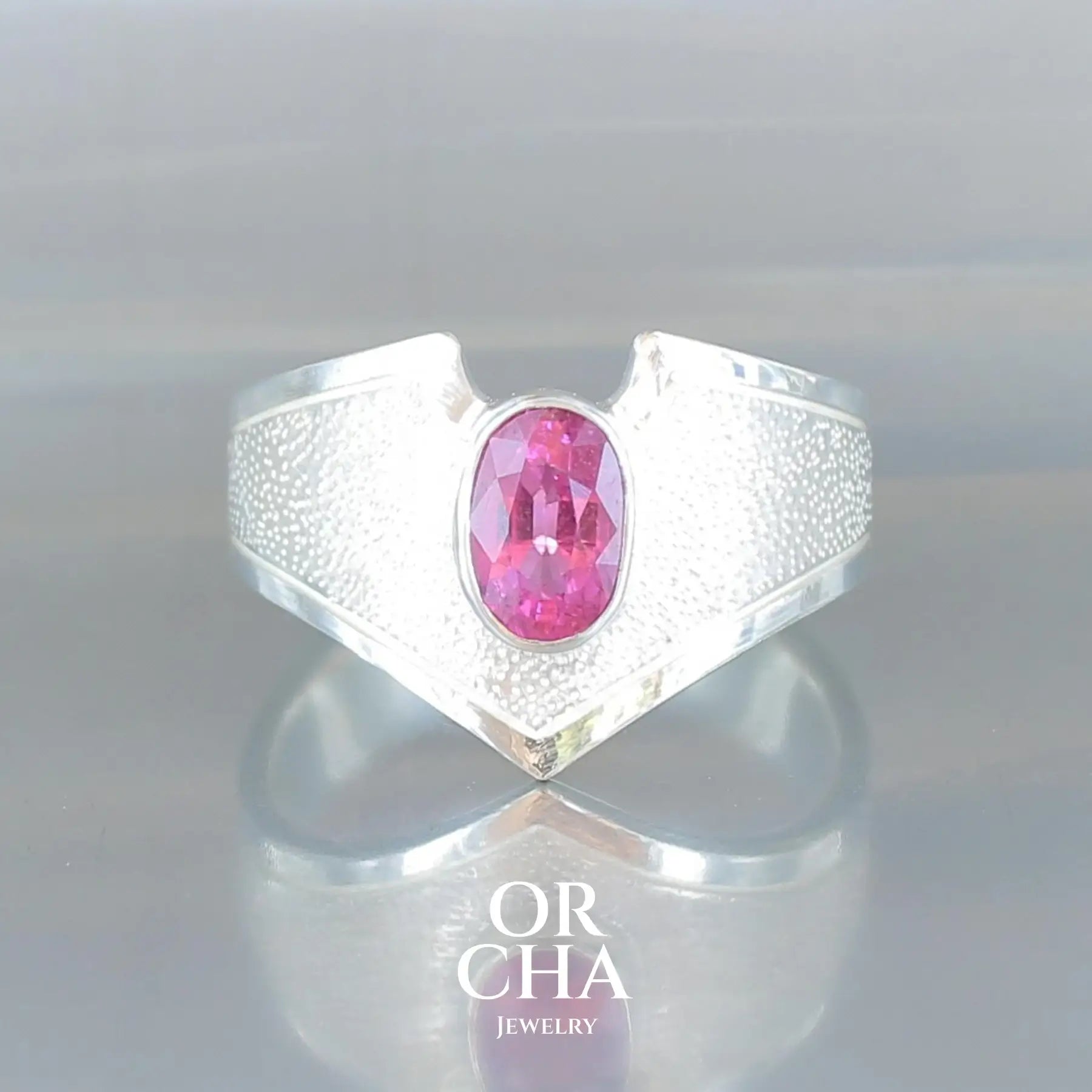 Bague pour femme en argent massif sertie d'une Tourmaline rose fuchsia. Pierre facettée naturelle transparente présentant des inclusions. Taille 59. Bijoux unique, éthique et durable présenté dans un coffret de notre marque, prêt à offrir. Livraison offerte, certificat d'authenticité, service client.