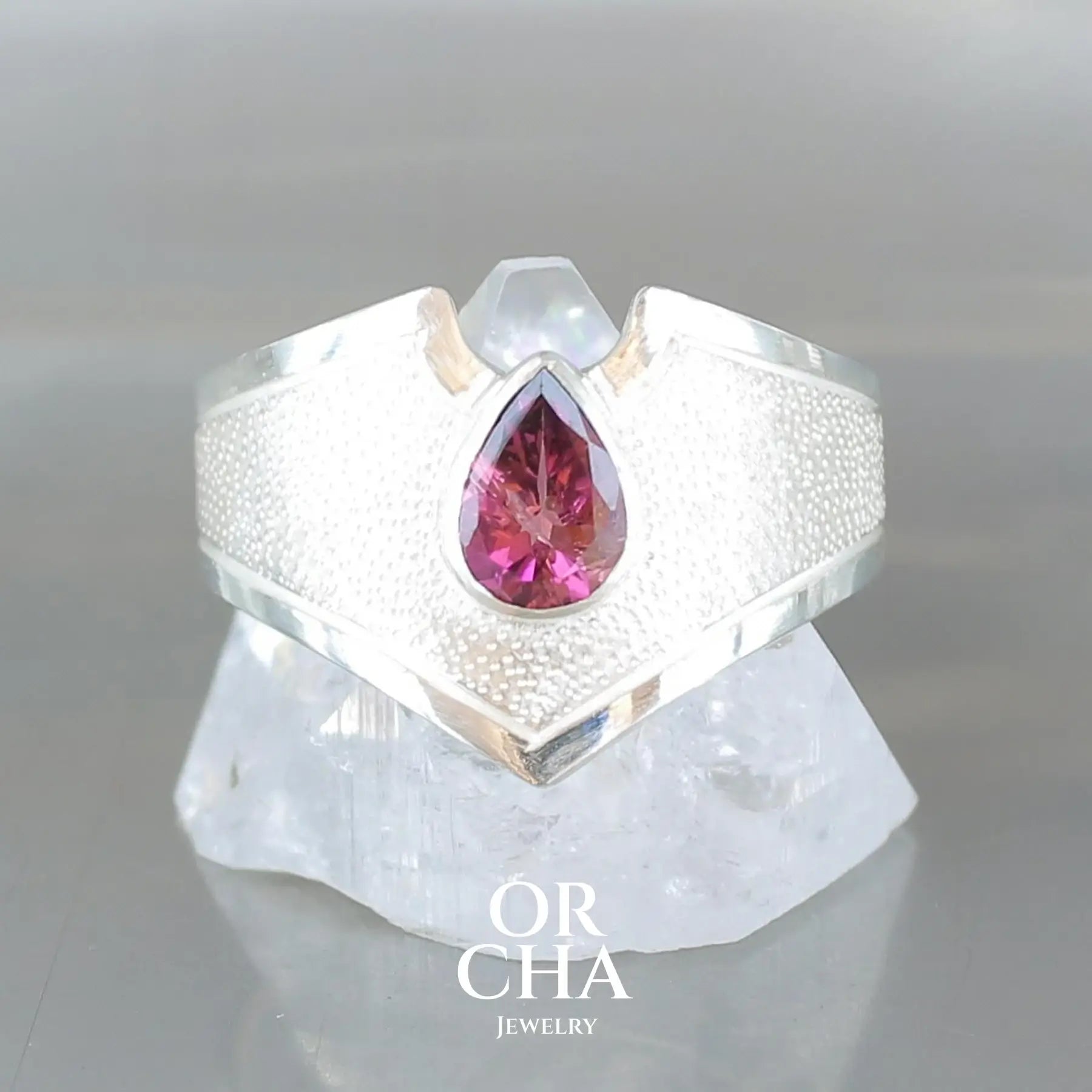 Bague pour femme en argent massif sertie d'une tourmaline rose foncé. Pierre naturelle facettée en forme de goutte, de qualité transparente présentant des inclusions. Taille 57. Bijoux unique, éthique et durable présenté dans un coffret de notre marque, prêt à offrir. Livraison offerte, certificat d'authenticité, service client.