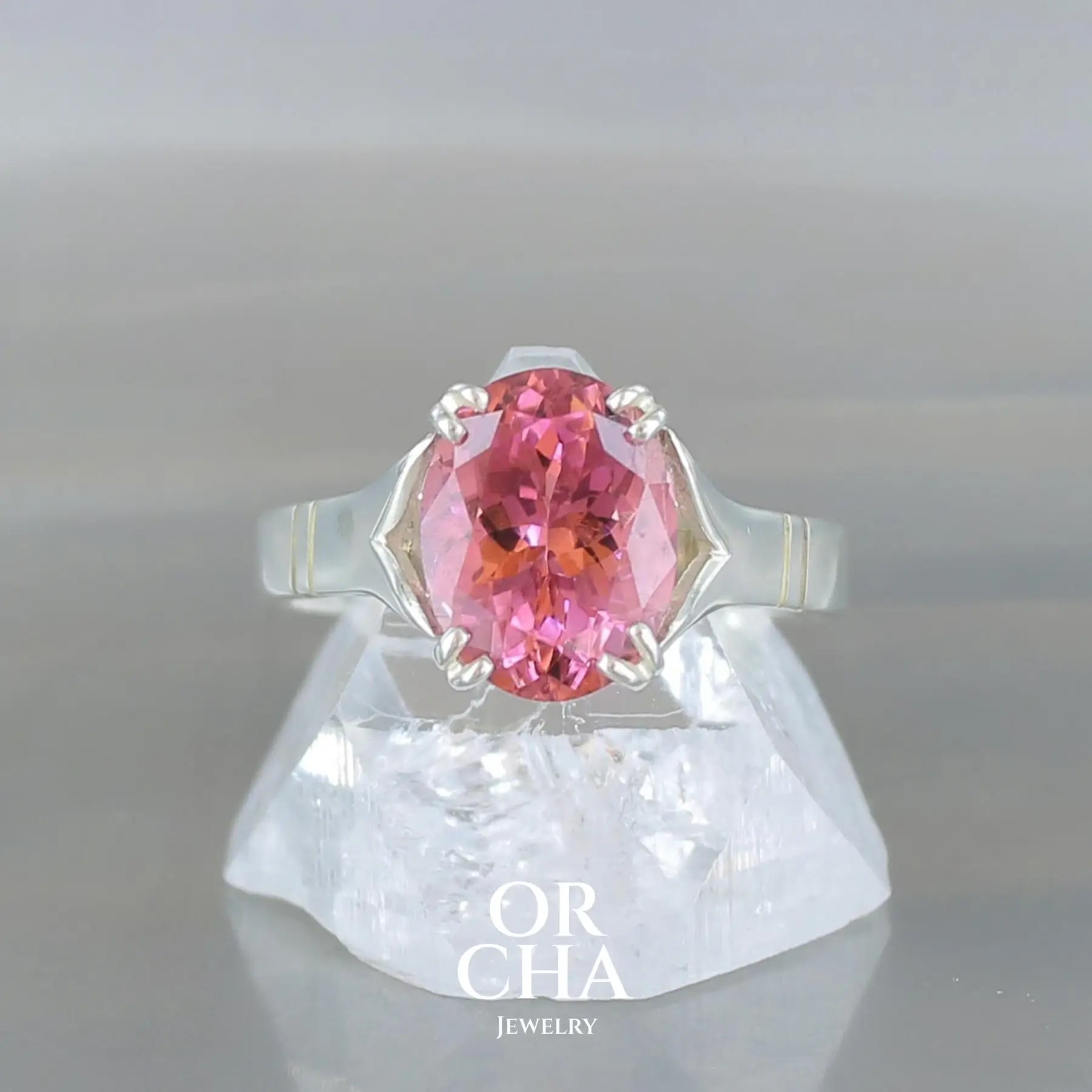 Bague solitaire pour femme en argent massif sertie d'une tourmaline rose de 3 carats. Pierre facettée naturelle transparente propre à l'oeil. Taille 52. Bijoux unique, éthique et durable présenté dans un coffret de notre marque, prêt à offrir. Livraison offerte, certificat d'authenticité, service client.