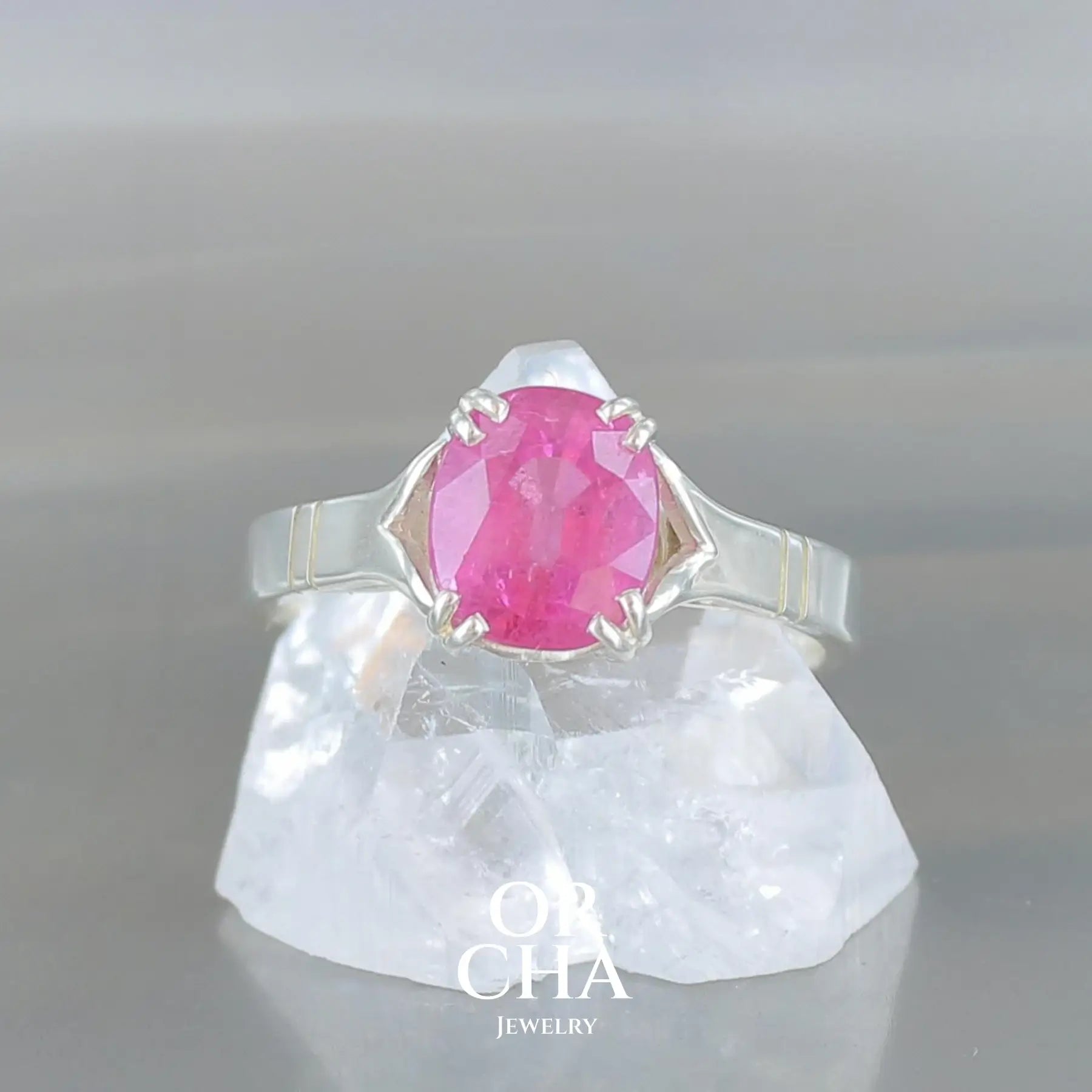 Bague solitaire pour femme en argent massif sertie d'une tourmaline rose soutenue. Pierre facettée naturelle de forme ovale, pierre transparente présentant des inclusions.Taille 55. Bijoux unique, éthique et durable présenté dans un coffret de notre marque, prêt à offrir. Livraison offerte, certificat d'authenticité, service client.