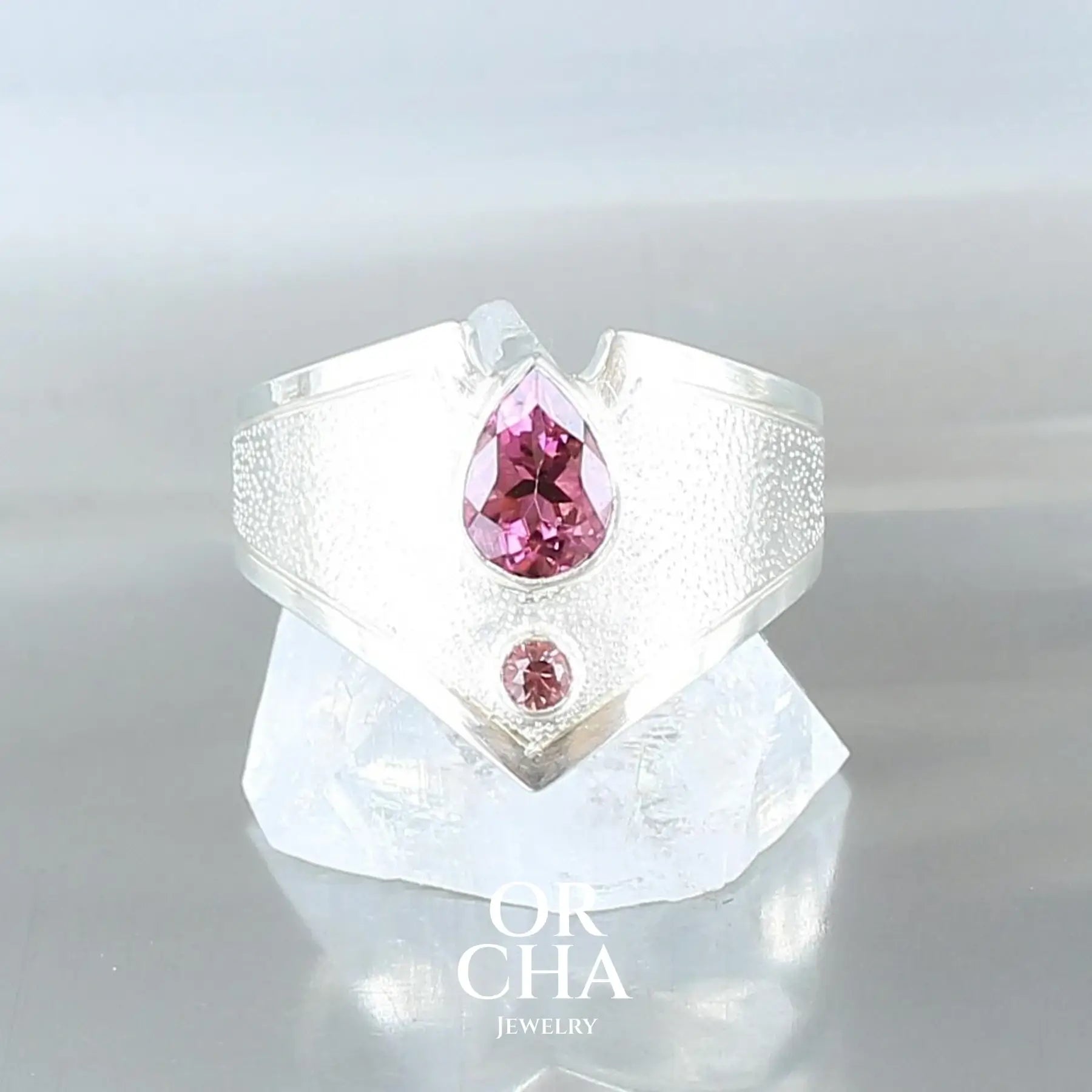 Bague pour femme en argent massif sertie d'un tourmaline rose intense. Pierre naturelle facettée en forme de goutte  transparente présentant des inclusions fréquents sur ce type de pierre. Taille 55. Bijoux unique, éthique et durable présenté dans un coffret de notre marque, prêt à offrir. Livraison offerte, certificat d'authenticité, service client.