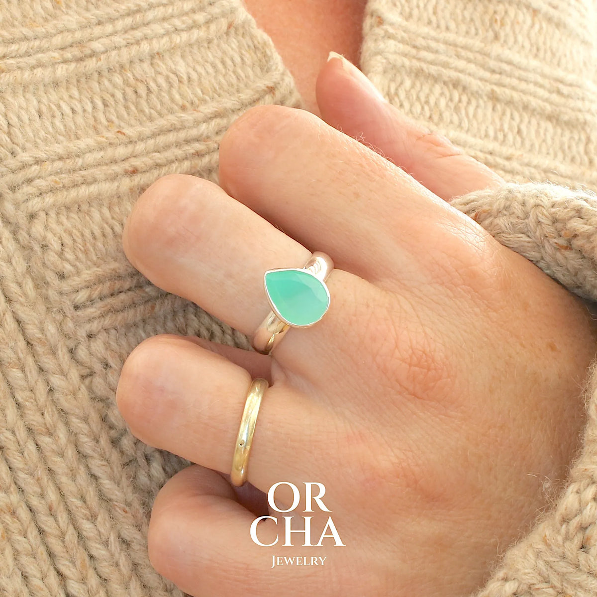 Bague pour femme en argent massif sertie d'un cabochon de chrysoprase de couleur vert émeraude pastel. Pierre translucide taillée en forme de goutte. Bijou unique réalisé en taille 58 par Orcha Jewelry