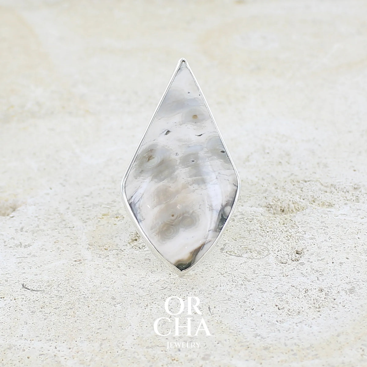 Grande bague pour femme en argent massif sertie d'un cabochon de jaspe orbiculaire de couleur crème, kaki et gris. Pierre naturelle de qualité opaque taillée en forme de losange, Bijou unique réalise en taille 56 par Orcha Jewelry