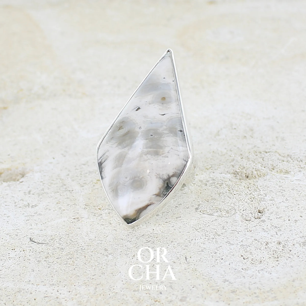 Grande bague pour femme en argent massif sertie d'un cabochon de jaspe orbiculaire de couleur crème, kaki et gris. Pierre naturelle de qualité opaque taillée en forme de losange, Bijou unique réalise en taille 56 par Orcha Jewelry