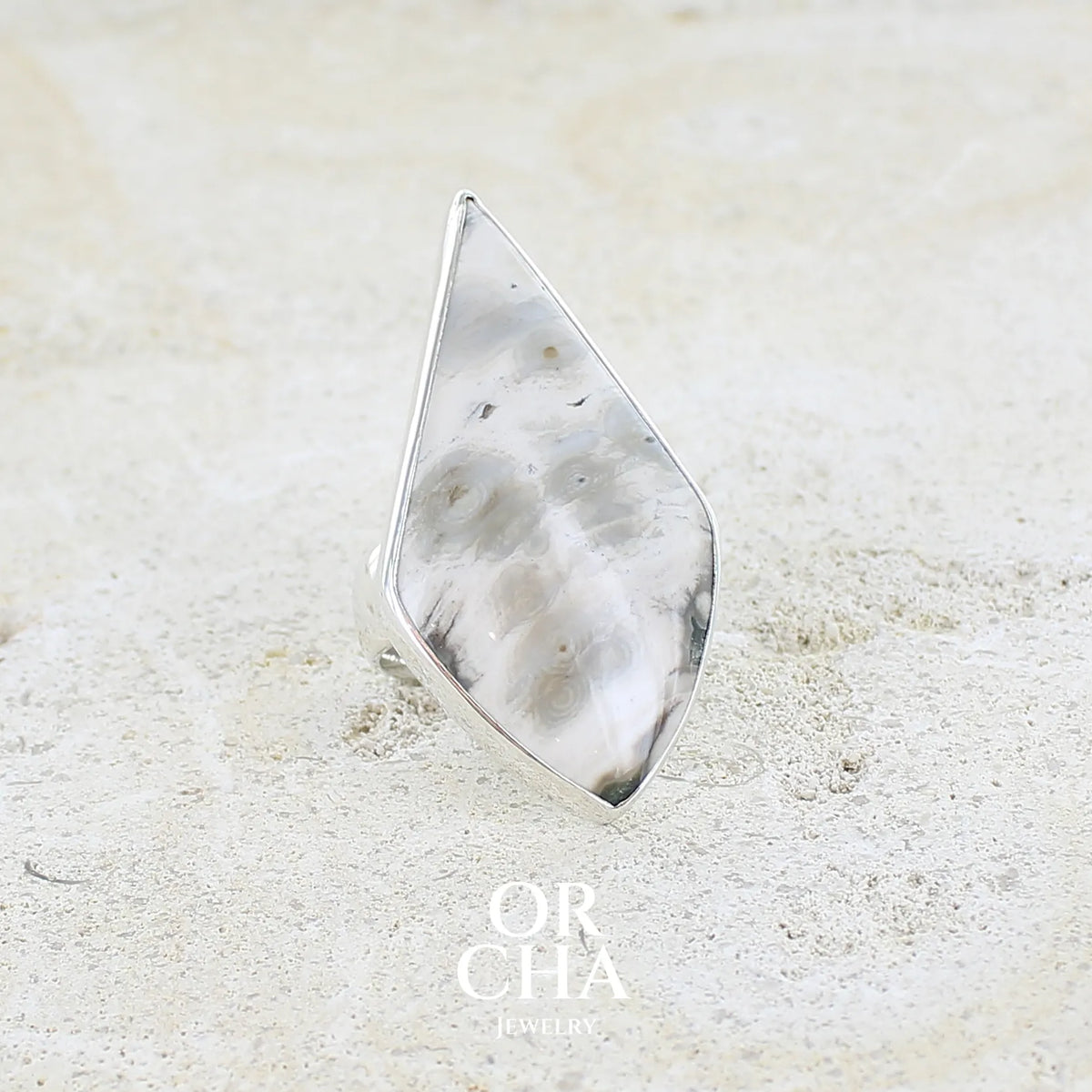 Grande bague pour femme en argent massif sertie d'un cabochon de jaspe orbiculaire de couleur crème, kaki et gris. Pierre naturelle de qualité opaque taillée en forme de losange, Bijou unique réalise en taille 56 par Orcha Jewelry