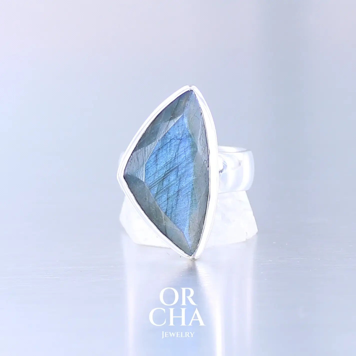 Bague pour femme en argent massif sertie d'une labradorite aux reflets bleus nuit. Pierre facettée naturelle translucide présentant des inclusions fréquents sur ce type de pierre. Taille 58,5. Bijoux unique, éthique et durable présenté dans un coffret de notre marque, prêt à offrir. Livraison offerte, certificat d'authenticité, service client.
