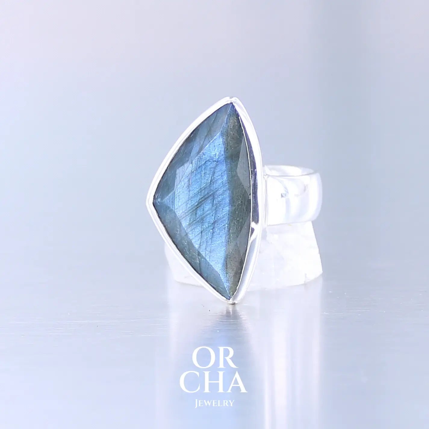 Bague pour femme en argent massif sertie d'une labradorite aux reflets bleus nuit. Pierre facettée naturelle translucide présentant des inclusions fréquents sur ce type de pierre. Taille 58,5. Bijoux unique, éthique et durable présenté dans un coffret de notre marque, prêt à offrir. Livraison offerte, certificat d'authenticité, service client.