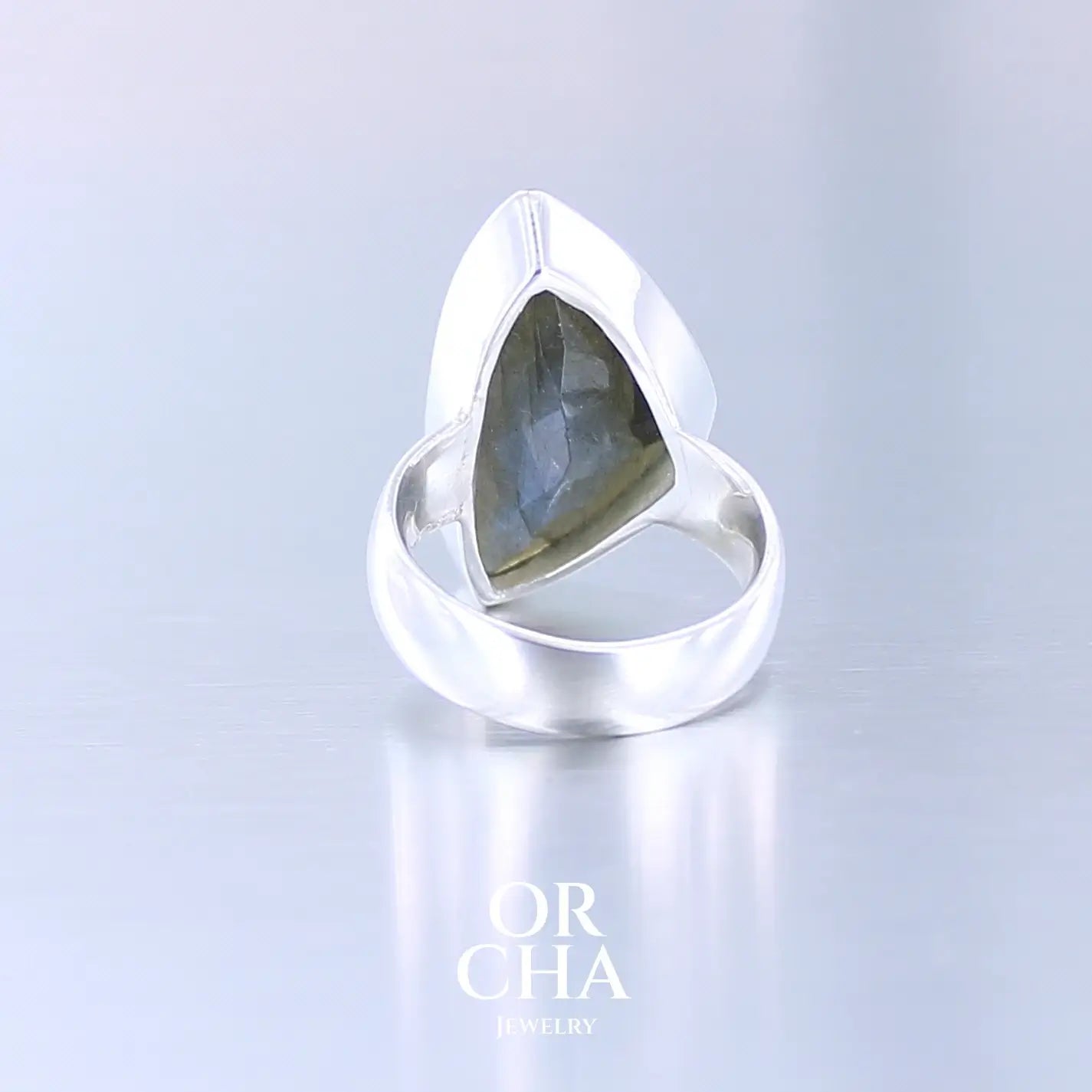 Profil de bague pour femme en argent massif sertie d'une labradorite aux reflets bleus nuit. Pierre facettée naturelle translucide présentant des inclusions fréquents sur ce type de pierre. Taille 58,5. Bijoux unique, éthique et durable présenté dans un coffret de notre marque, prêt à offrir. Livraison offerte, certificat d'authenticité, service client.