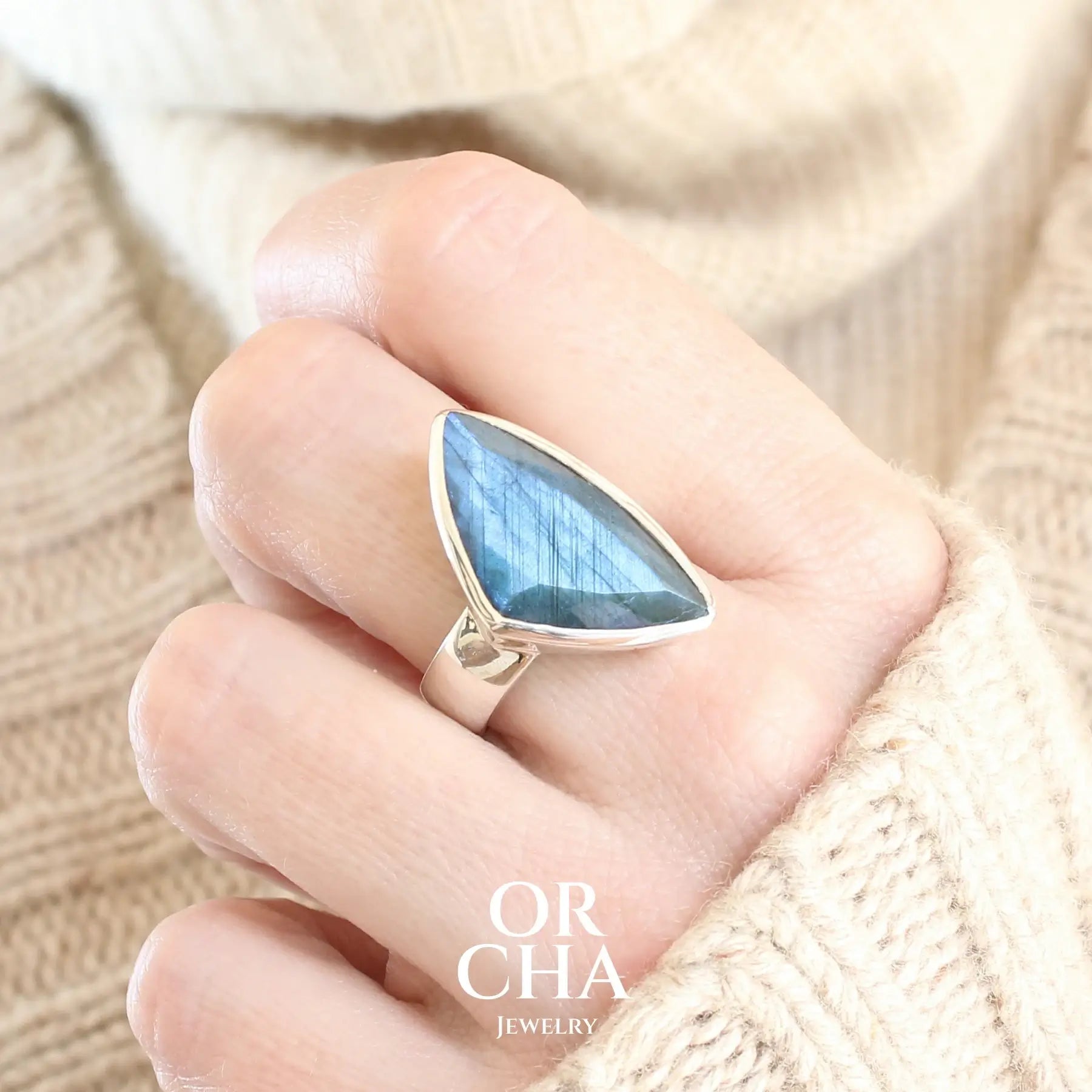 Bague pour femme en argent massif sertie d'une labradorite aux reflets bleus nuit. Pierre facettée naturelle translucide présentant des inclusions fréquents sur ce type de pierre. Taille 58,5. Bijoux unique, éthique et durable présenté dans un coffret de notre marque, prêt à offrir. Livraison offerte, certificat d'authenticité, service client.