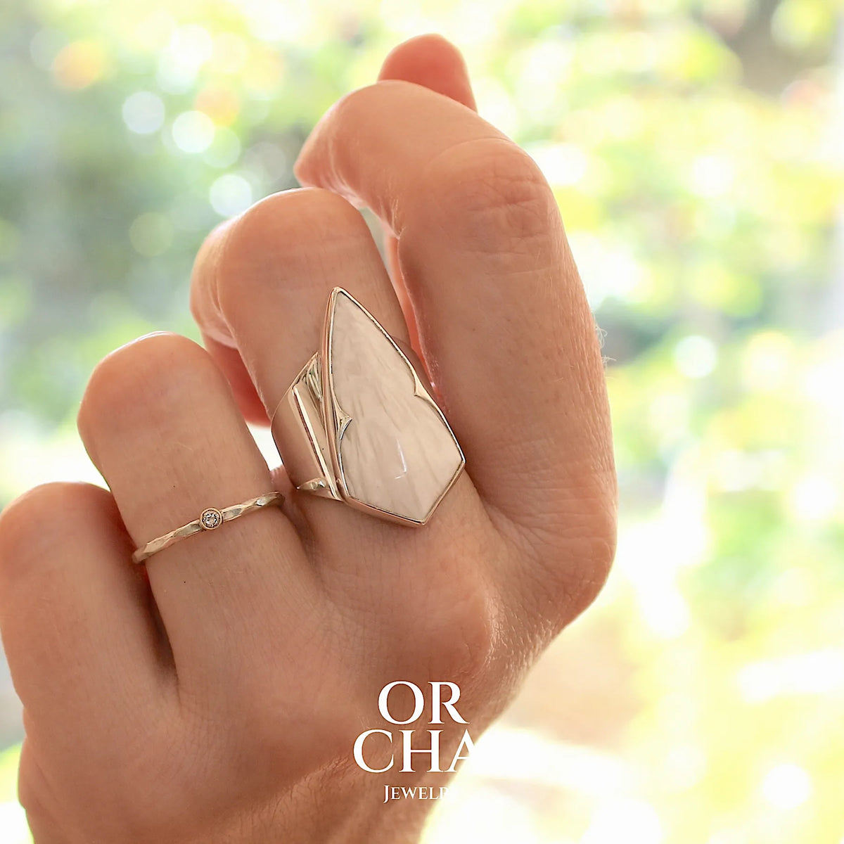 Bague contemporaine pour femme en argent massif sertie d'une scolecite blanche. Pierre naturelle de qualité opaque taillée en forme de losange. Bague unique réalisée en taille 56 par Orcha jewelry
