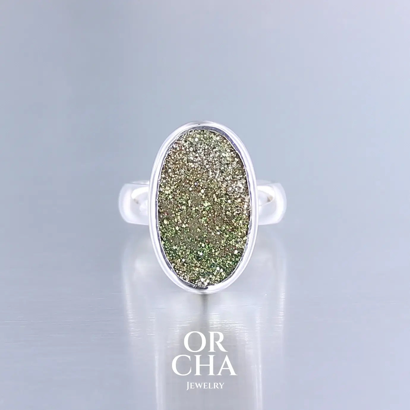 Bague en argent massif sertie d'une pyrite brute avec ses cristaux. Pierre naturelle de couleur doré, scintillante. bague réalisée en taille 54. Bijoux unique, éthique et durable présenté dans un coffret de notre marque, prêt à offrir. Livraison offerte, certificat d'authenticité, service client.