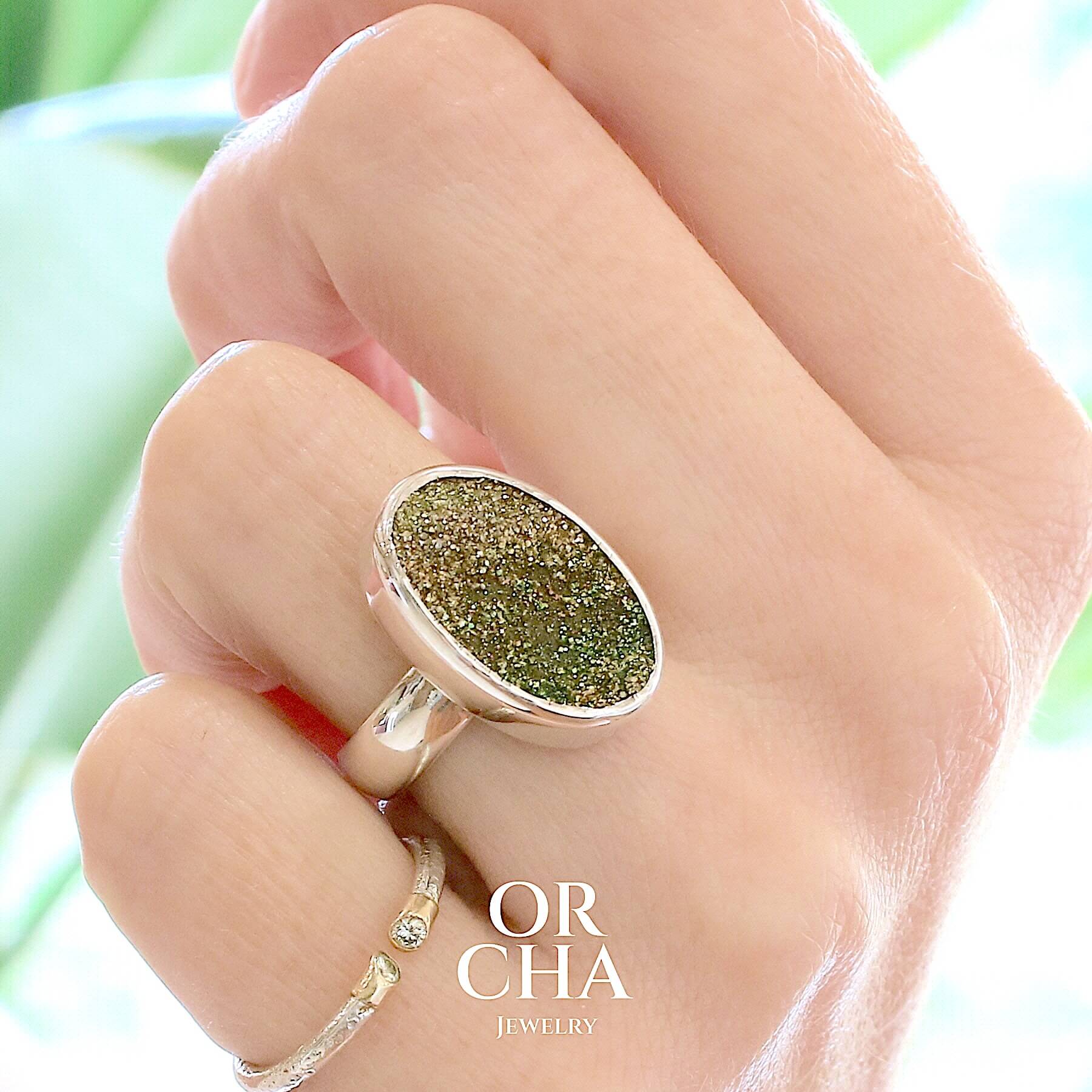 Bague en argent massif sertie d'une pyrite brute avec ses cristaux. Pierre naturelle de couleur doré, scintillante. bague réalisée en taille 54. Bijoux unique, éthique et durable présenté dans un coffret de notre marque, prêt à offrir. Livraison offerte, certificat d'authenticité, service client.