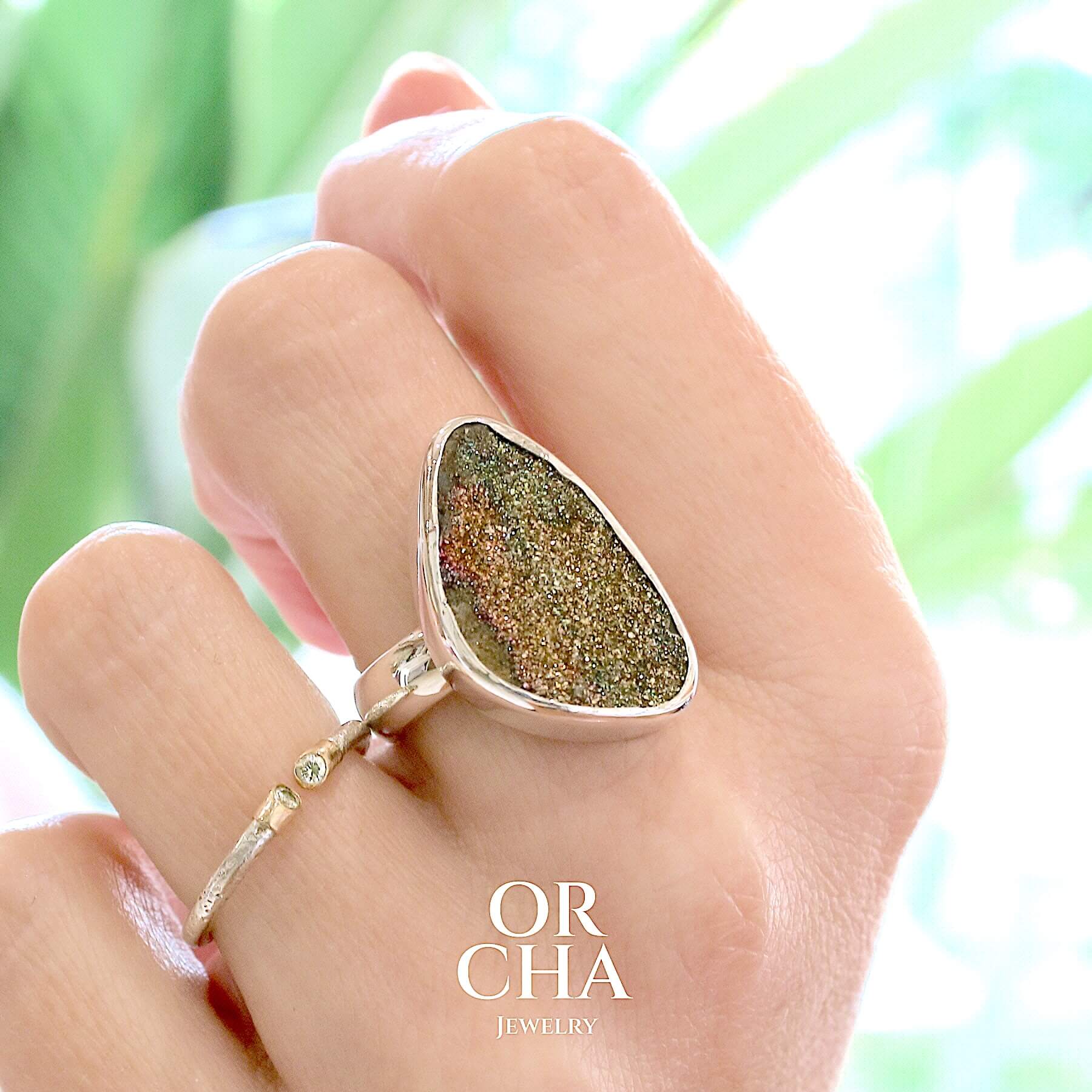 Bague en argent massif sertie d'une pyrite brute avec ses cristaux. Pierre naturelle de couleur doré, scintillante. bague réalisée en taille 58. Bijoux unique, éthique et durable présenté dans un coffret de notre marque, prêt à offrir. Livraison offerte, certificat d'authenticité, service client.