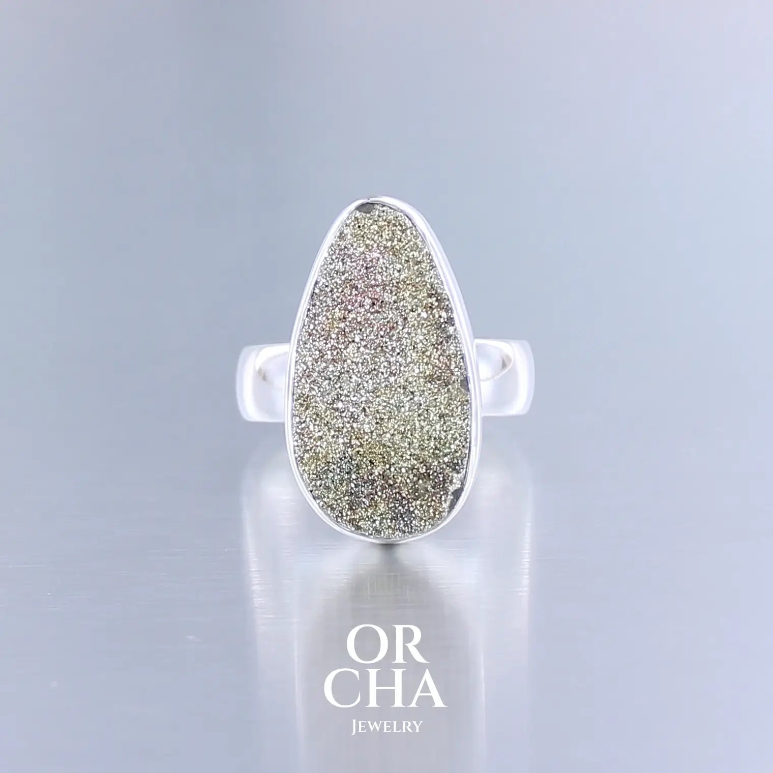 Bague pour femme en argent massif sertie d'une Pyrite brute scintillante. Pierre brute naturelle de couleur doré et de qualité opaque. Taille 60. Bijoux unique, éthique et durable présenté dans un coffret de notre marque, prêt à offrir. Livraison offerte, certificat d'authenticité, service client.
