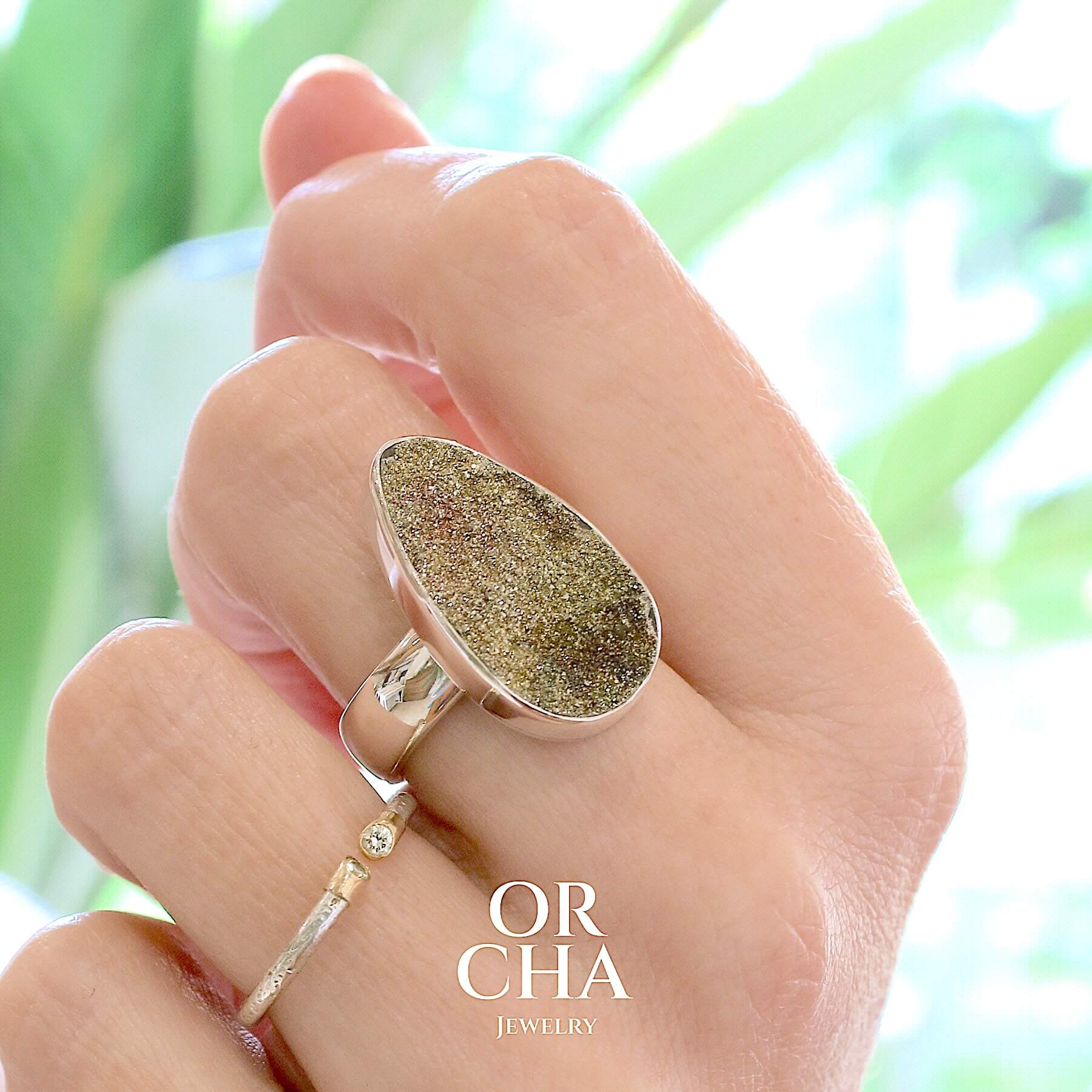 Bague pour femme en argent massif sertie d'une Pyrite brute scintillante. Pierre brute naturelle de couleur doré et de qualité opaque. Taille 60. Bijoux unique, éthique et durable présenté dans un coffret de notre marque, prêt à offrir. Livraison offerte, certificat d'authenticité, service client.
