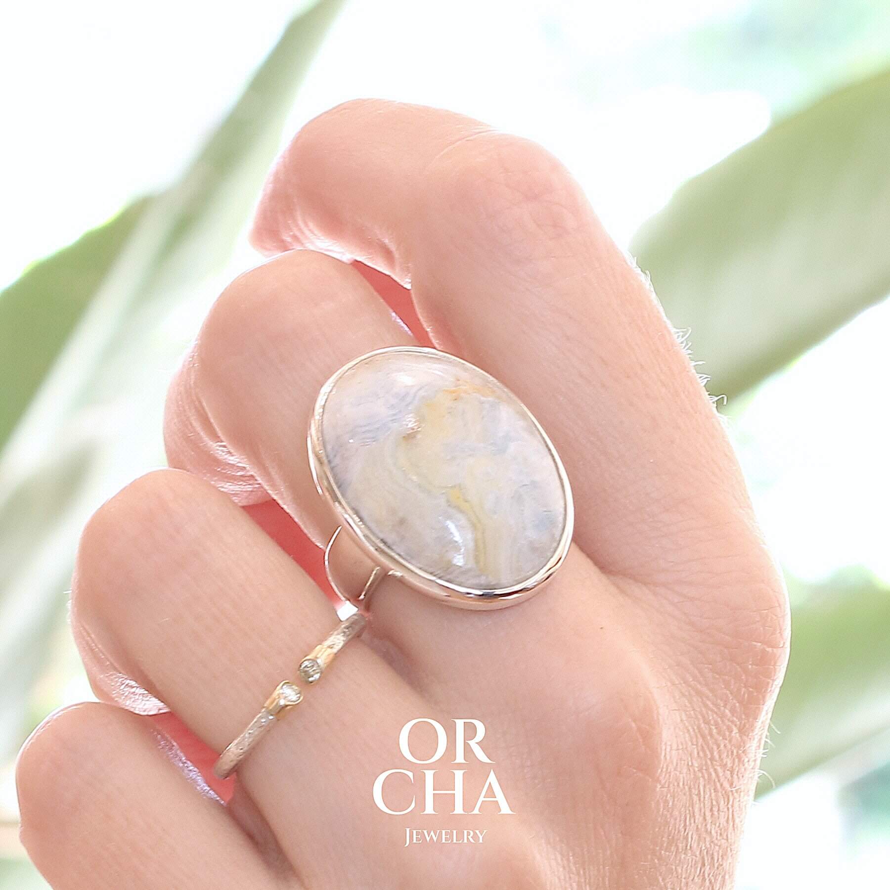 Bague ovale pour femme en argent massif sertie d'une scheelite bleue. Pierre naturelle de couleur bleu, beige creme et blanc de qualité  opaque. Taille 56. Bijoux unique, éthique et durable présenté dans un coffret de notre marque, prêt à offrir. Livraison offerte, certificat d'authenticité, service client.