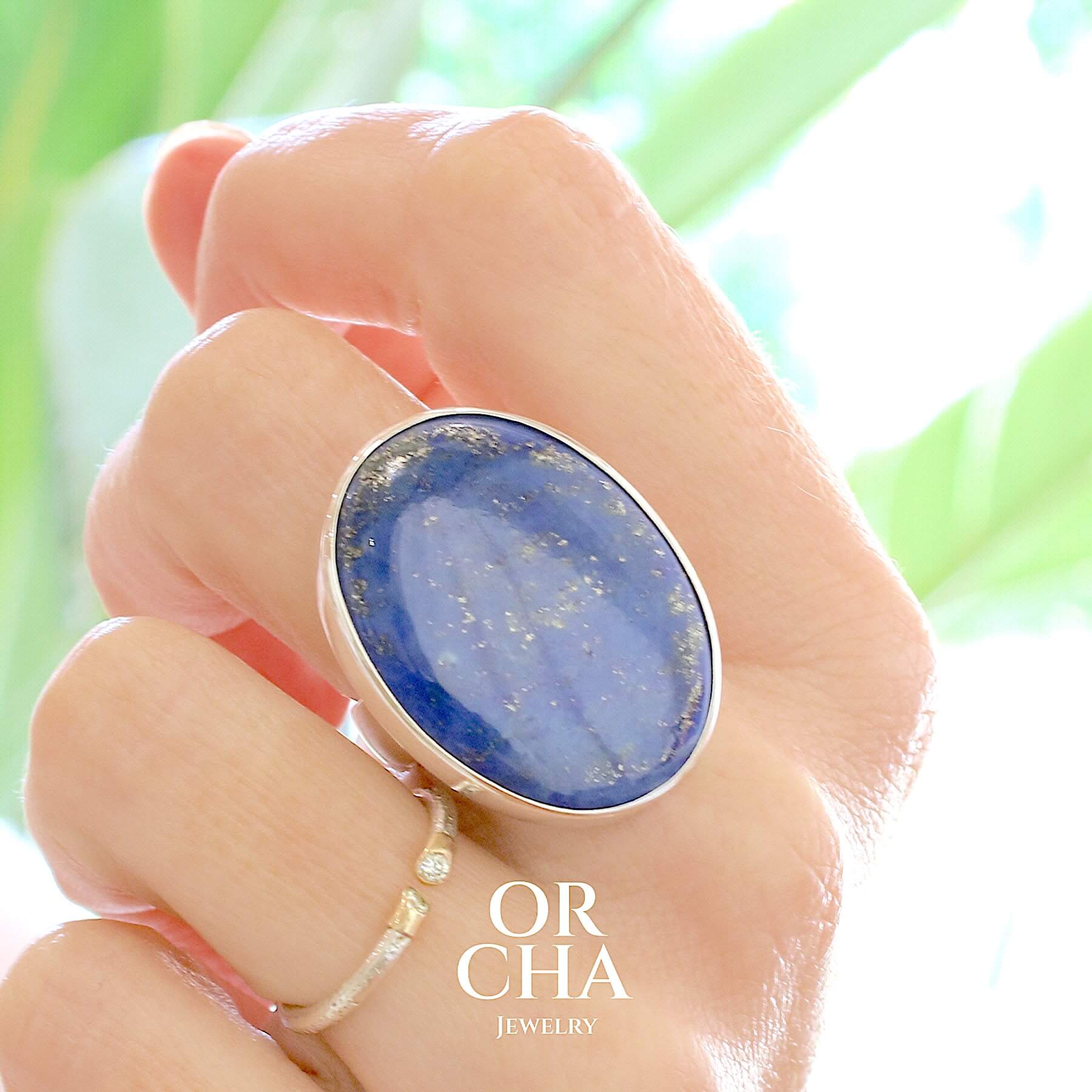 Bague ovale pour femme en argent massif sertie d'un Lapis Lazuli. Pierre naturelle de couleur bleu nuit à inclusions de pyrite dorés, qualité  opaque. Taille 59. Bijoux unique, éthique et durable présenté dans un coffret de notre marque, prêt à offrir. Livraison offerte, certificat d'authenticité, service client.