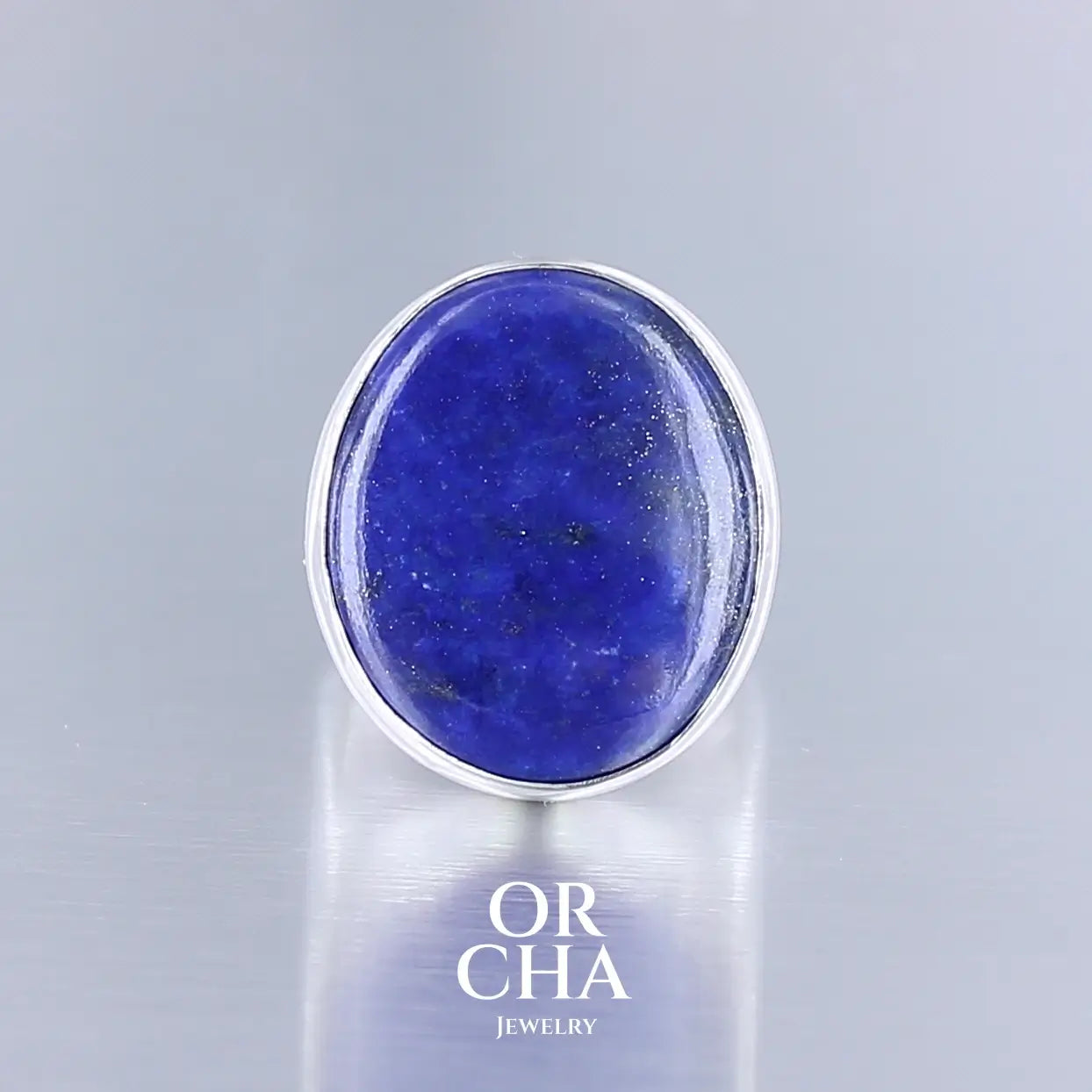 Bague ovale pour femme en argent massif serti d'un Lapis Lazuli. Pierre naturelle de couleur bleu nuit et de qualité opaque. Taille 52. Bijoux unique, éthique et durable présenté dans un coffret de notre marque, prêt à offrir. Livraison offerte, certificat d'authenticité, service client.