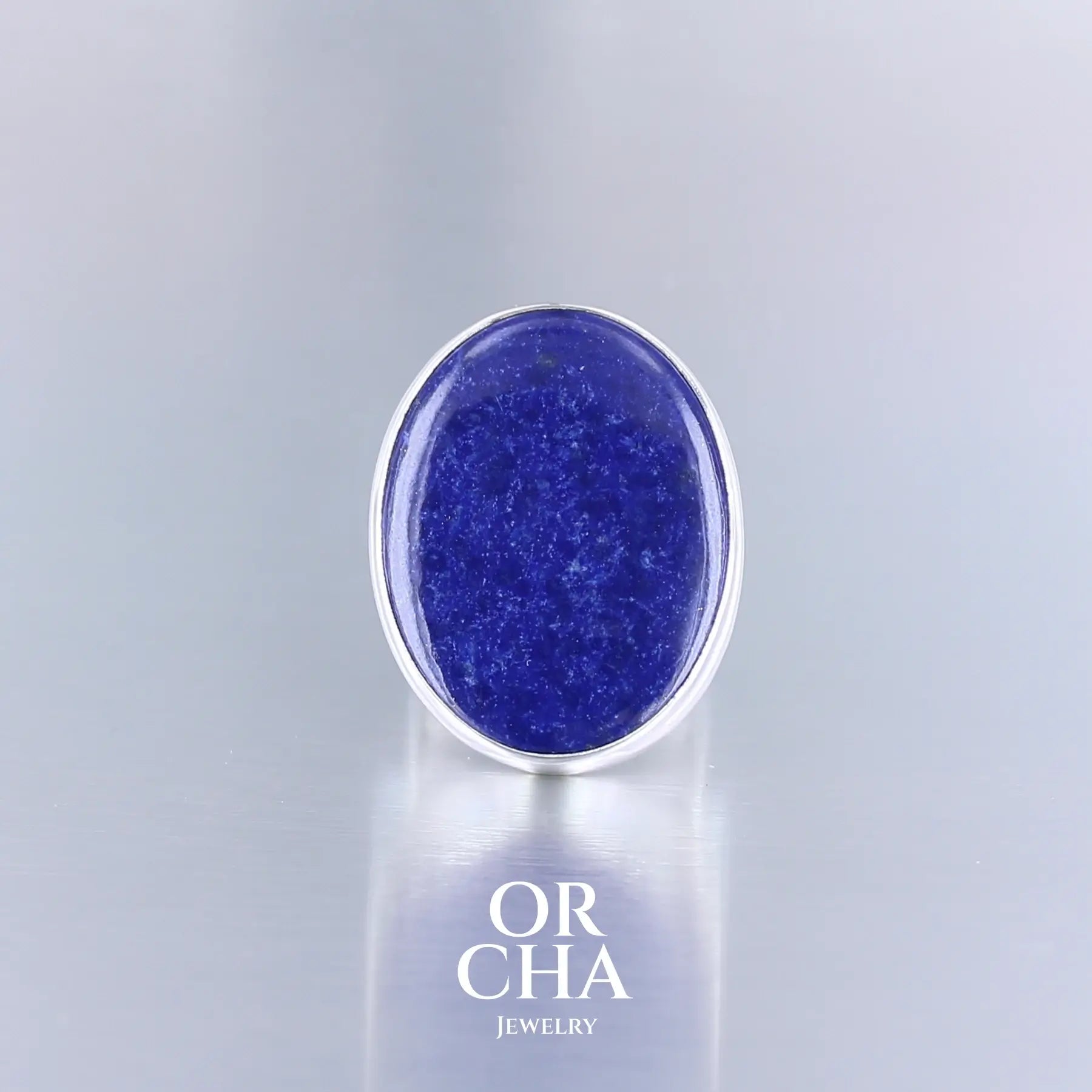 Bague ovale pour femme en argent massif serti d'un Lapis Lazuli. Pierre naturelle de couleur bleu nuit et de qualité opaque. Taille 56. Bijoux unique, éthique et durable présenté dans un coffret de notre marque, prêt à offrir. Livraison offerte, certificat d'authenticité, service client.