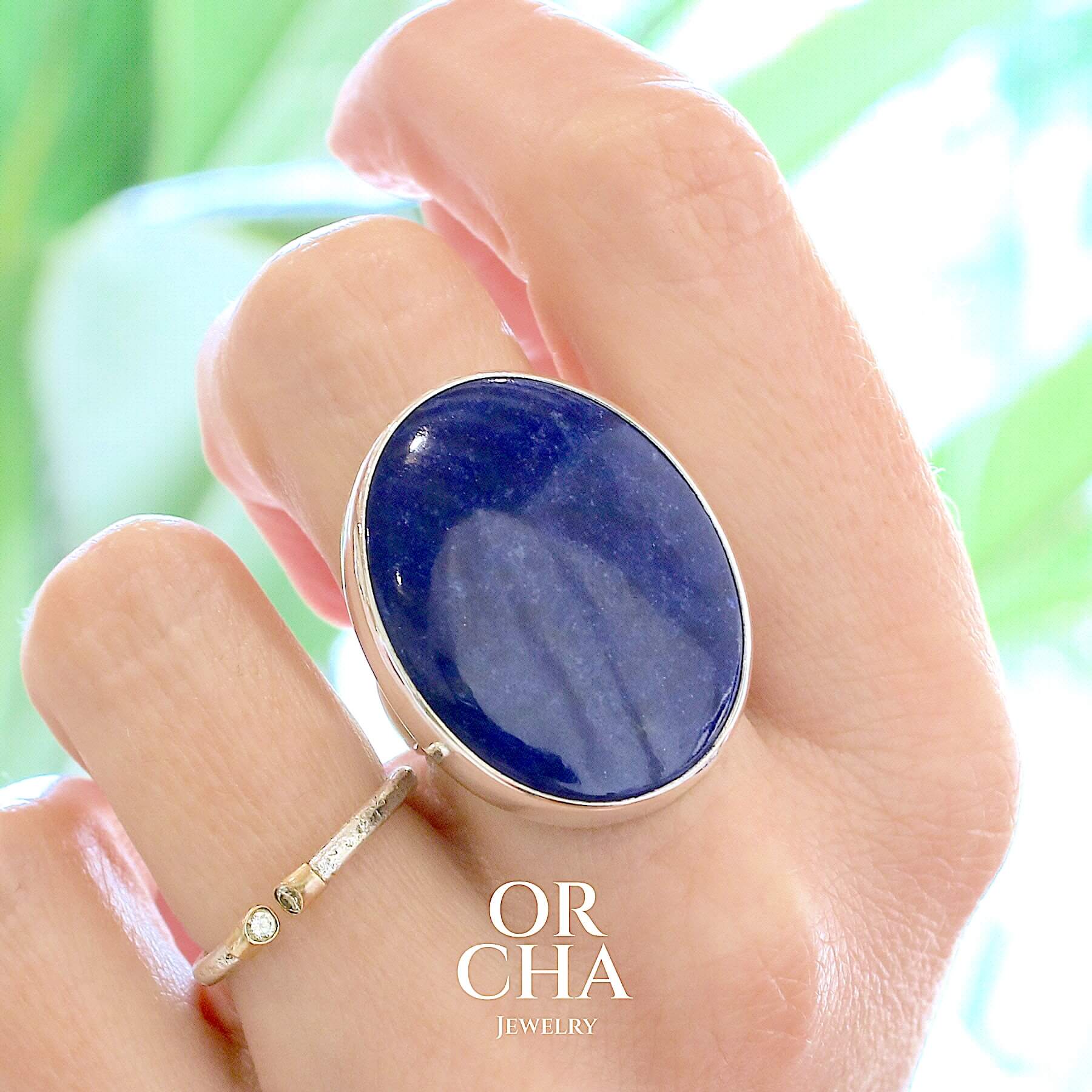 Bague ovale pour femme en argent massif serti d'un Lapis Lazuli. Pierre naturelle de couleur bleu nuit et de qualité opaque. Taille 56. Bijoux unique, éthique et durable présenté dans un coffret de notre marque, prêt à offrir. Livraison offerte, certificat d'authenticité, service client.