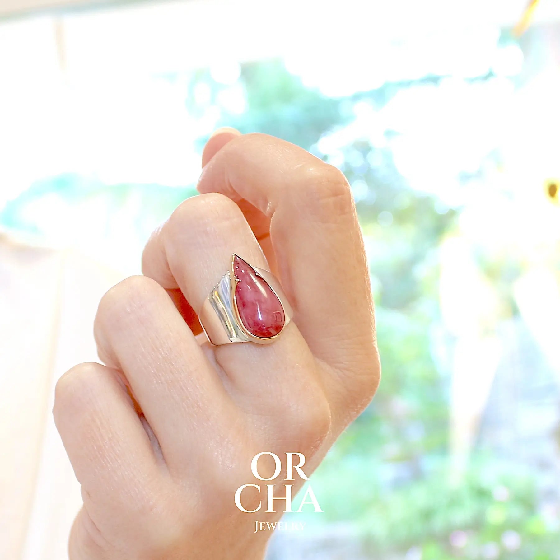 Grande bague pour femme en or 18k et argent massif sertie d'une Rhodonite. Pierre cabochon en forme de goutte, pierre naturelle de qualité rare de couleur rouge coquelicot. Pierre fine de qualité  opaque. Taille 56. Bijoux unique, éthique et durable présenté dans un coffret de notre marque, prêt à offrir. Livraison offerte, certificat d'authenticité, service client.