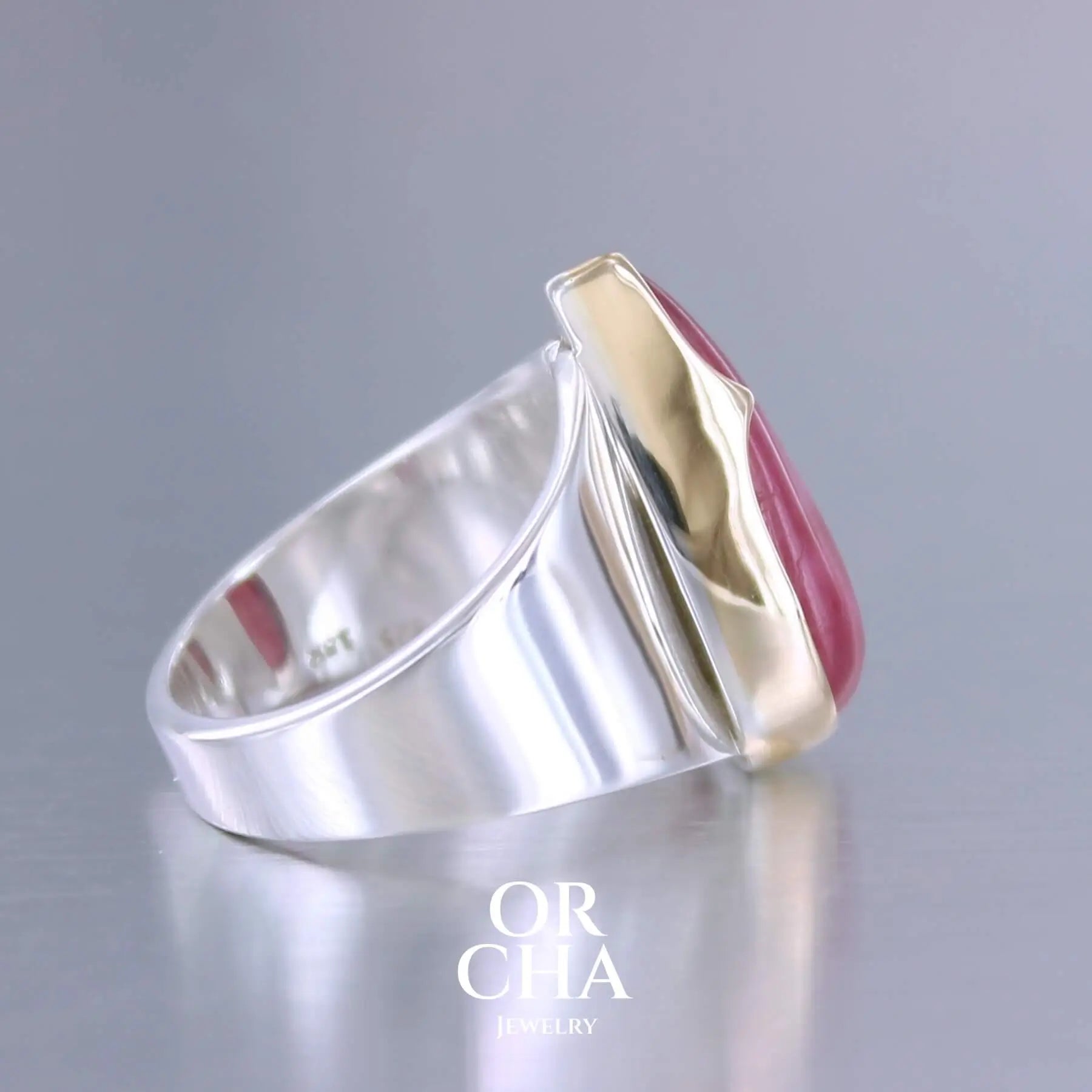 Grande bague pour femme en or 18k et argent massif sertie d'une Rhodonite. Pierre cabochon en forme de goutte, pierre naturelle de qualité rare de couleur rouge coquelicot. Pierre fine de qualité  opaque. Taille 56. Bijoux unique, éthique et durable présenté dans un coffret de notre marque, prêt à offrir. Livraison offerte, certificat d'authenticité, service client.