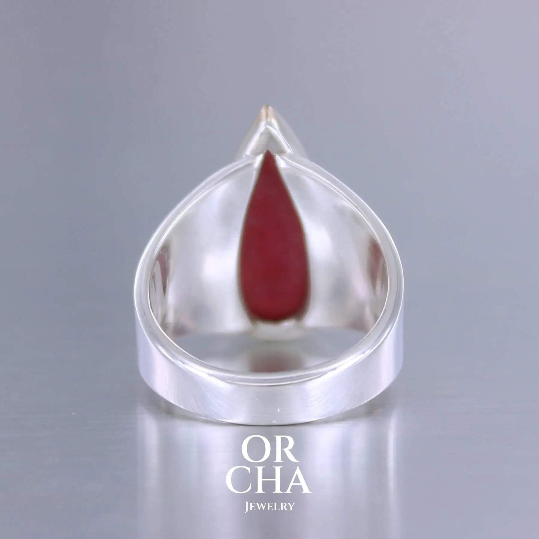 Grande bague pour femme en or 18k et argent massif sertie d'une Rhodonite. Pierre cabochon en forme de goutte, pierre naturelle de qualité rare de couleur rouge coquelicot. Pierre fine de qualité  opaque. Taille 56. Bijoux unique, éthique et durable présenté dans un coffret de notre marque, prêt à offrir. Livraison offerte, certificat d'authenticité, service client.