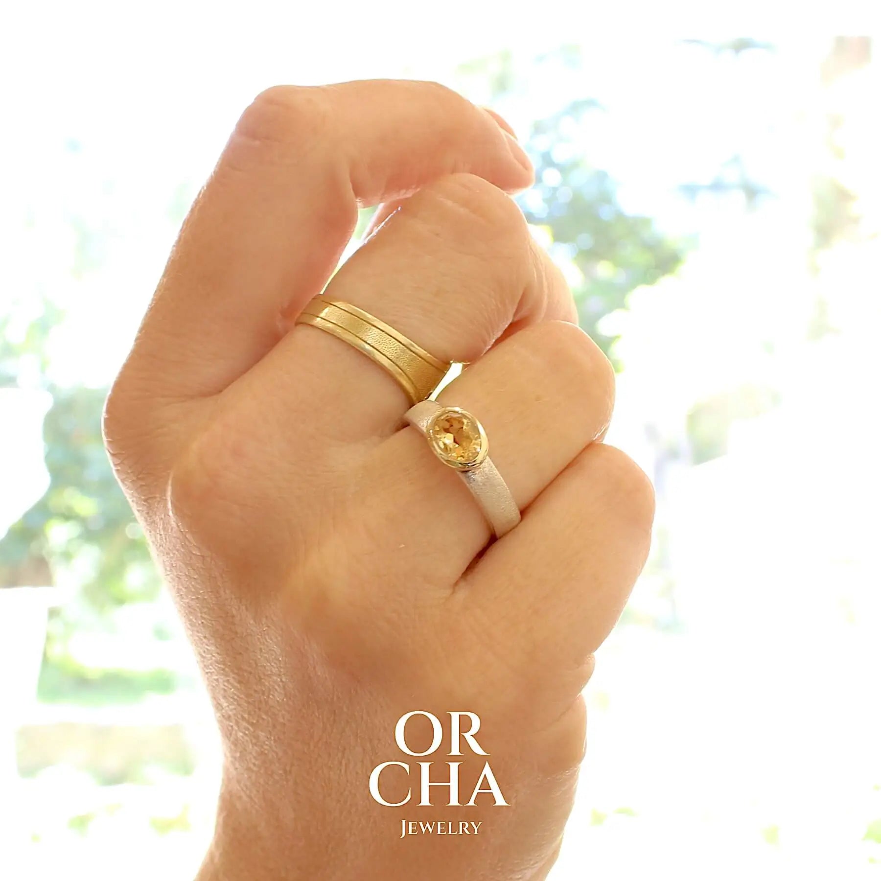 Bague anneau pour femme en argent massif et or sertie d'une Citrine. Pierre facettée de forme ovale, de qualité transparente, propre à l'oeil. Pierre naturelle de couleur jaune doré lumineux. Bijoux unique, éthique et durable présenté dans un coffret de notre marque, prêt à offrir. Livraison offerte, certificat d'authenticité, service client.