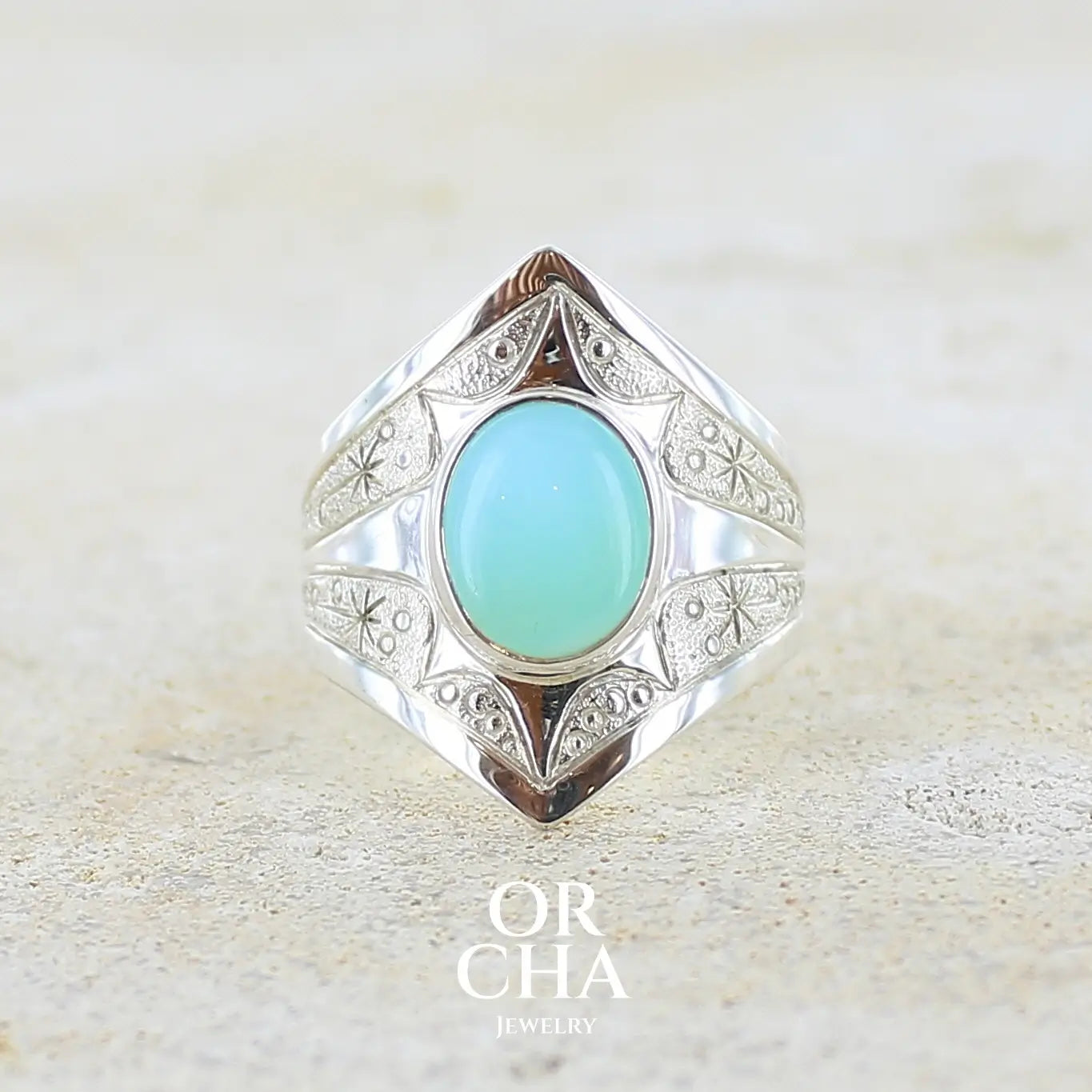Bague pour femme en argent massif, sertie d'un cabochon d'opale bleue du Pérou de couleur bleu ciel turquoise. Pierre taillée de forme ovale de qualité opaque. Bijou unique réalisé en taille 60,5.