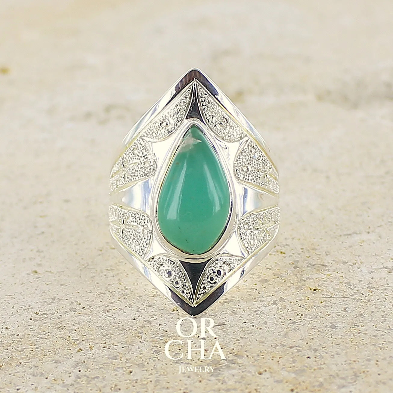 Grande Bague marquise pour femme en argent massif, sertie d'un cabochon de calcédoine bleue verte. Pierre taillée de en forme de goutte. Pierre translucide. bijou unique réalisée en taille 54 par Orcha Jewelry
