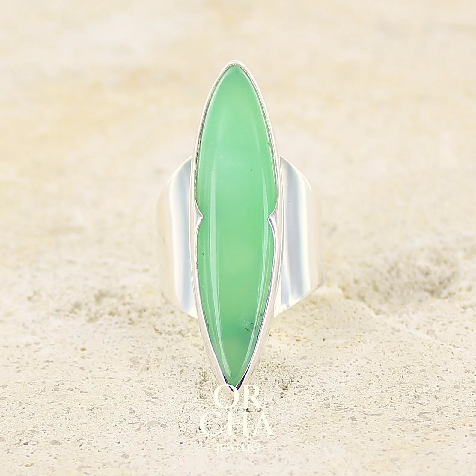 Bague marquise pour femme en argent massif, sertie d'un cabochon de Chrysoprase. Pierre vert pomme de qualité opaque. Bijoux unique réalisé en taille 58 par Orcha jewelry
