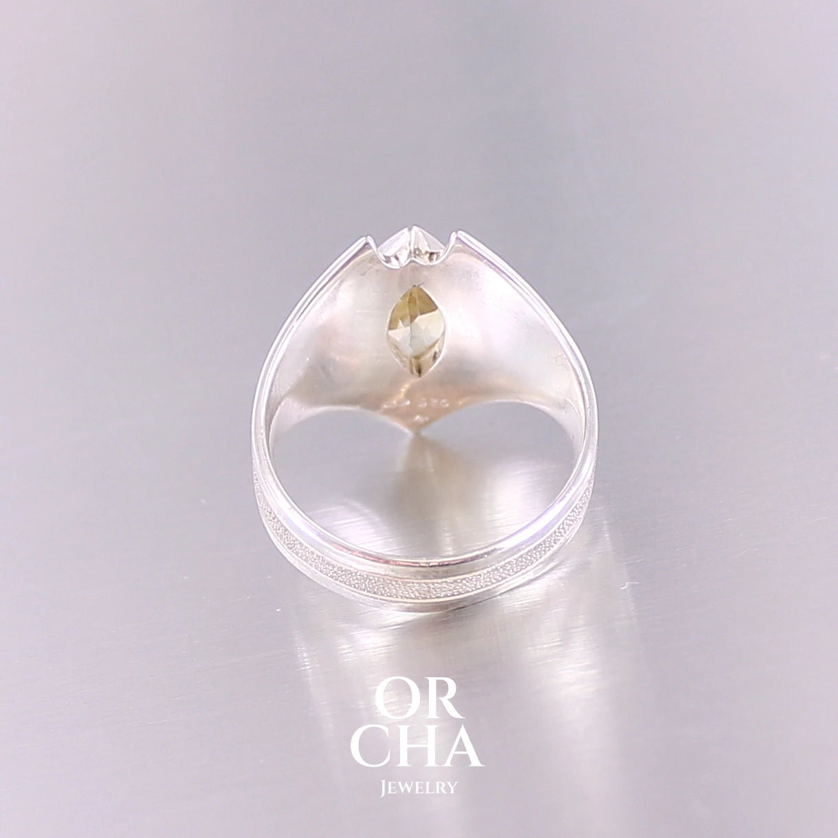 Bague contemporaine en forme pour femme en argent massif sertie d'une Citrine. Pierre facettée en forme de marquise de qualité transparente, propre à l'oeil. Pierre naturelle de couleur jaune doré lumineux. Bijoux unique, éthique et durable présenté dans un coffret de notre marque, prêt à offrir. Livraison offerte, certificat d'authenticité, service client.