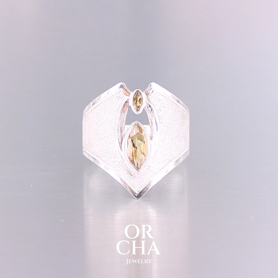 Bague contemporaine pour femme en argent massif sertie de Citrines. Pierre facettée en forme de marquise de qualité transparente, propre à l'oeil. Pierre naturelle de couleur jaune doré lumineux. Bijoux unique, éthique et durable présenté dans un coffret de notre marque, prêt à offrir. Livraison offerte, certificat d'authenticité, service client.