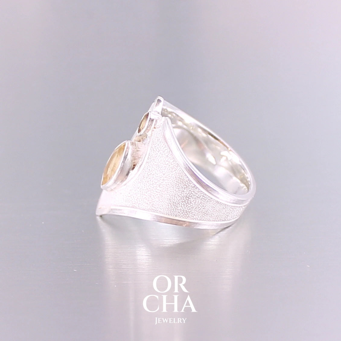 Grande bague contemporaine pour femme en argent massif sertie de Citrines. Pierre facettée en forme de marquise de qualité transparente, propre à l'oeil. Pierre naturelle de couleur jaune doré lumineux. Bijoux unique, éthique et durable présenté dans un coffret de notre marque, prêt à offrir. Livraison offerte, certificat d'authenticité, service client.