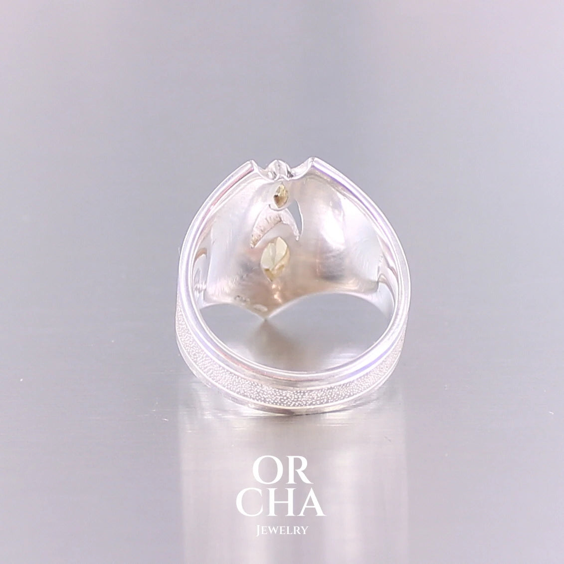 Grande bague contemporaine pour femme en argent massif sertie de Citrines. Pierre facettée en forme de marquise de qualité transparente, propre à l'oeil. Pierre naturelle de couleur jaune doré lumineux. Bijoux unique, éthique et durable présenté dans un coffret de notre marque, prêt à offrir. Livraison offerte, certificat d'authenticité, service client.