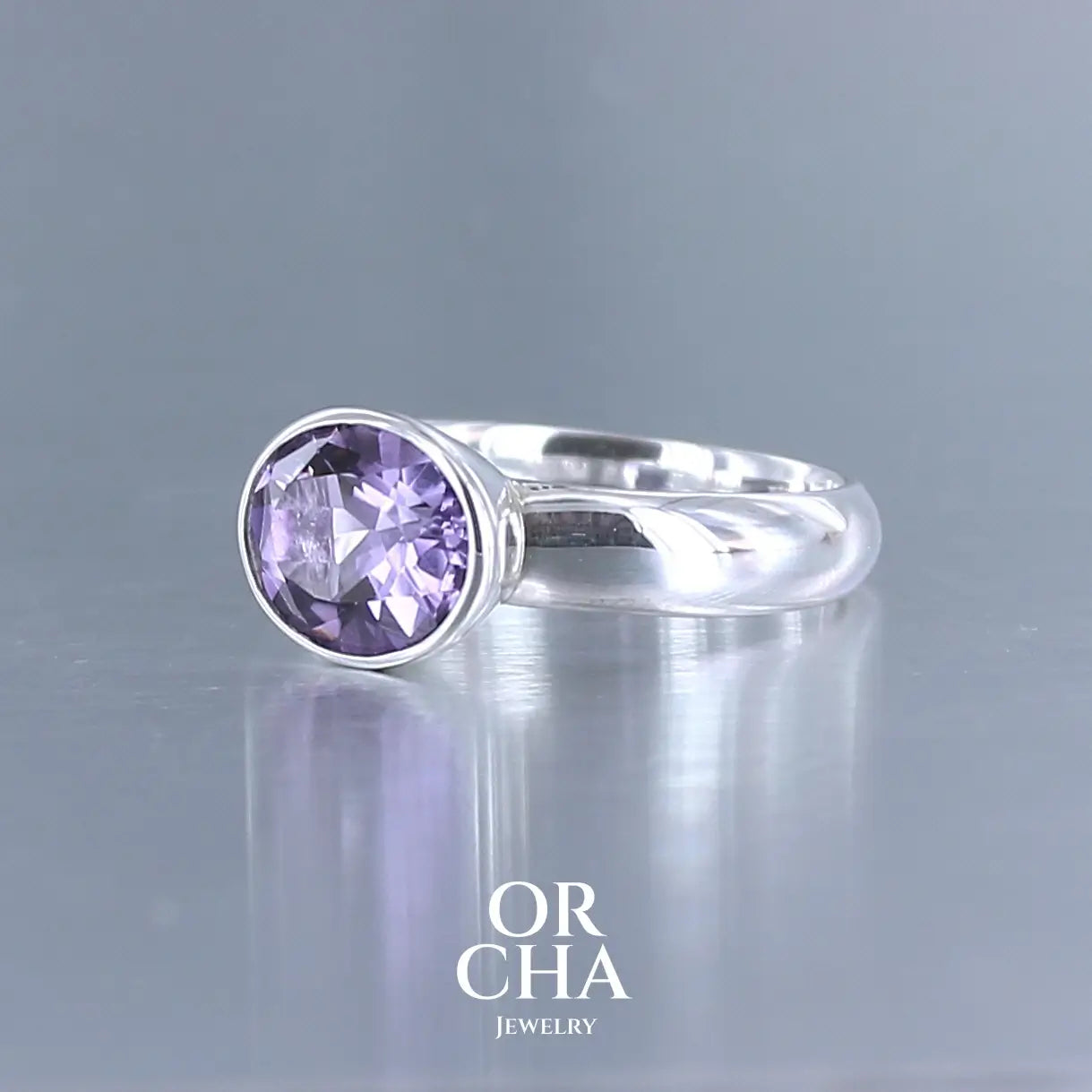 Bague minimaliste pour femme en argent massif sertie d'une Améthyste. Pierre facettée de forme ovale de qualité transparente, propre à l'oeil. Pierre naturelle de couleur violette clair type rose de France. Tailles 58. Bijoux unique, éthique et durable présenté dans un coffret de notre marque, prêt à offrir. Livraison offerte, certificat d'authenticité, service client.