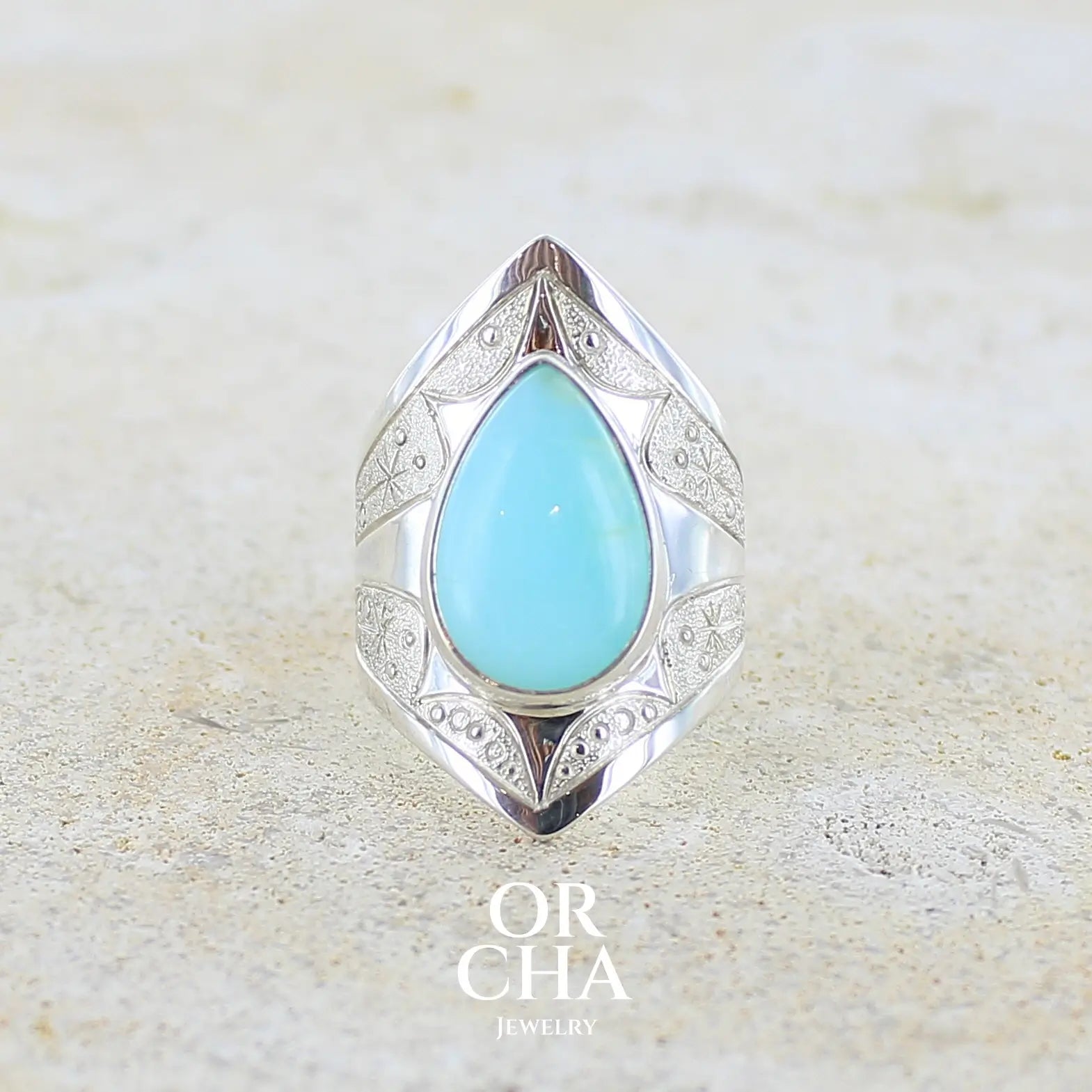 Grande Bague pour femme en argent massif, sertie d'un cabochon d'opale bleue du Pérou de couleur bleu ciel turquoise. Pierre taillée en forme de goutte. de qualité opaque. bijou unique réalisé en taille 52.  