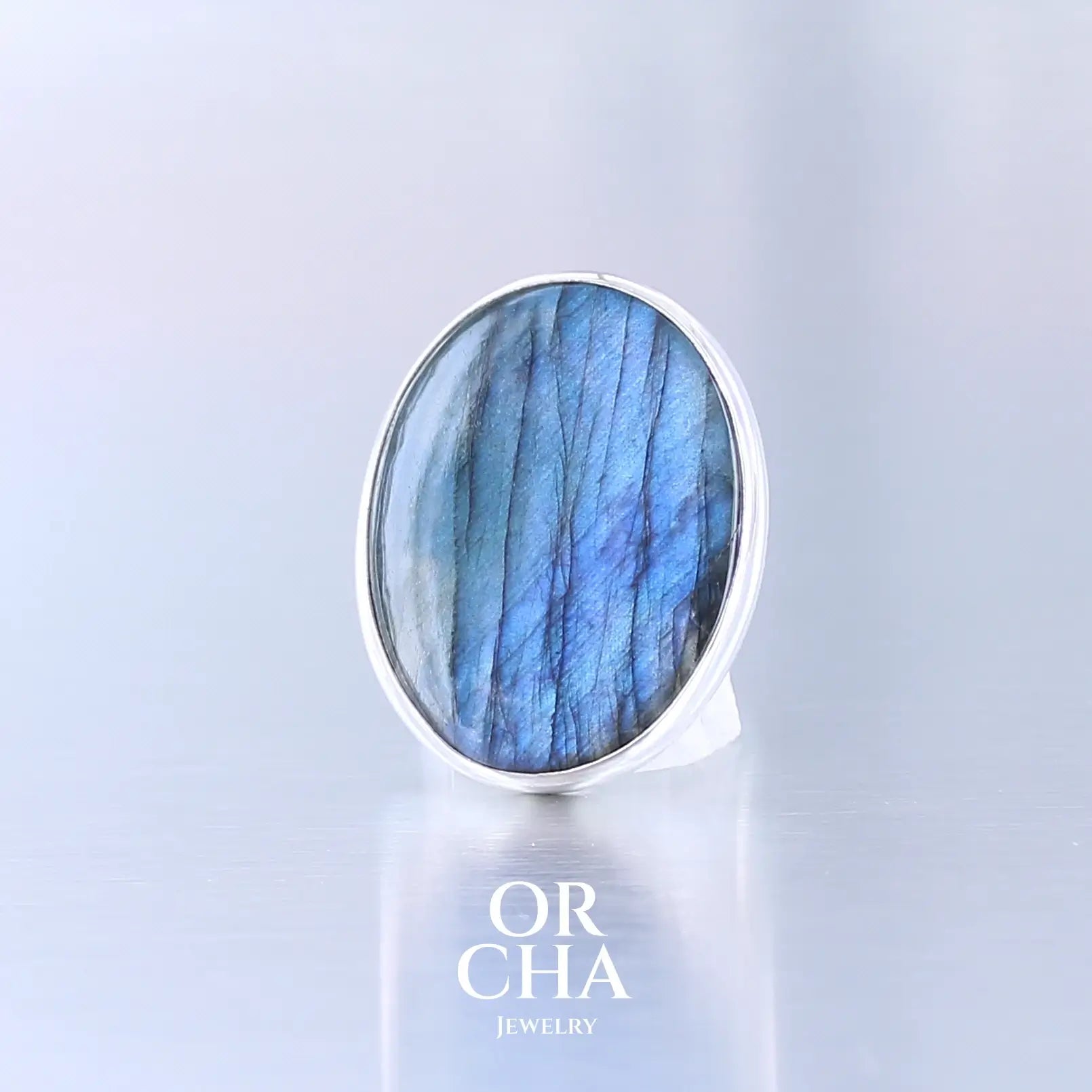 Bague de créateur, unique, pour femme en argent massif sertie d'une labradorite aux reflets bleus nuit selon la lumière. Pierre naturelle translucide présentant des inclusions fréquents sur ce type de pierre. Taille 56. Bijoux unique, éthique et durable présenté dans un coffret de notre marque, prêt à offrir. Livraison offerte, certificat d'authenticité, service client.
