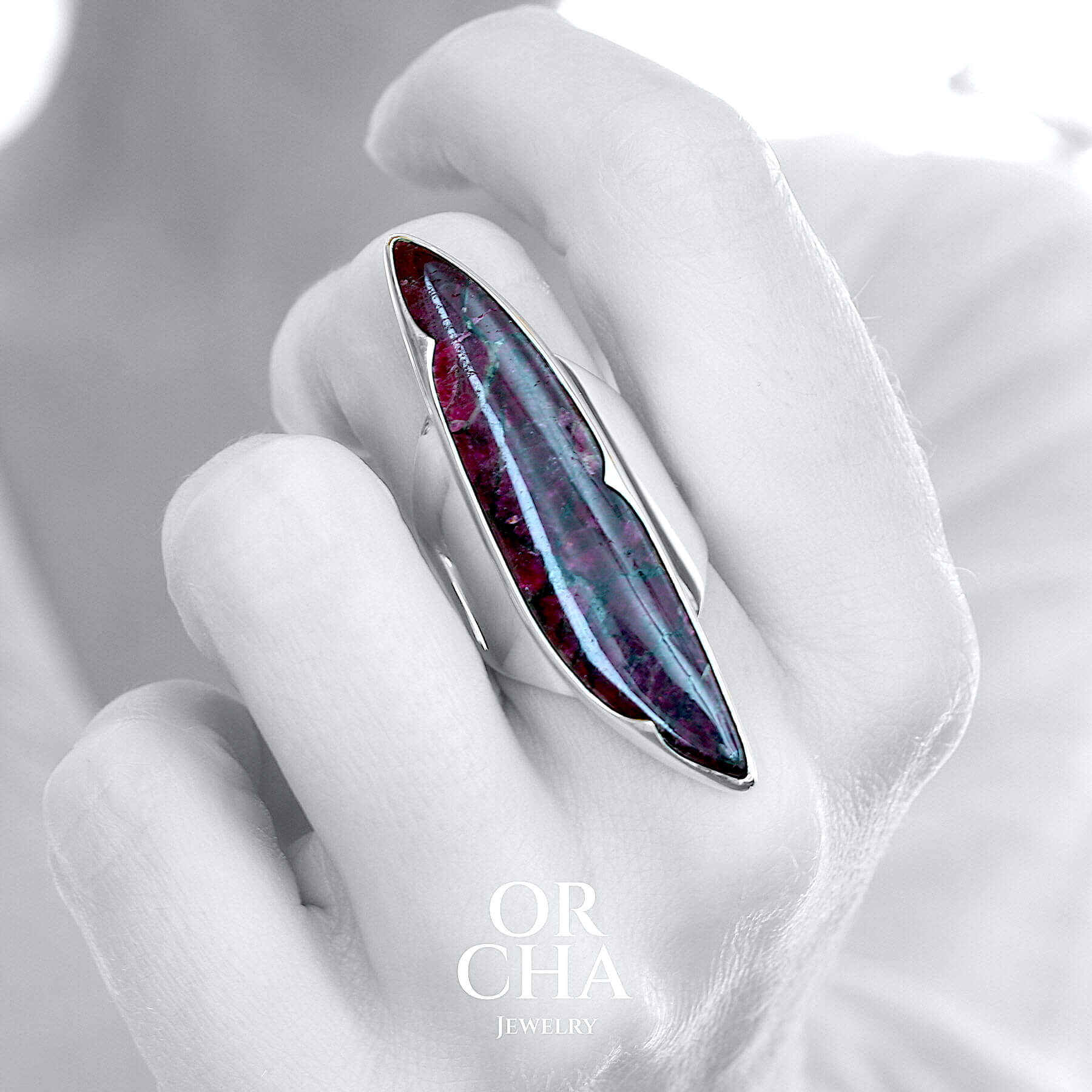 Grande Bague pour femme en argent massif sertie d'un cabochon d'Eudyalite de qualité AAA. Pierre naturelle de couleur rouge pourpre sombre de qualité  opaque. Taille 58. Bijoux unique, éthique et durable présenté dans un coffret de notre marque, prêt à offrir. Livraison offerte, certificat d'authenticité, service client.