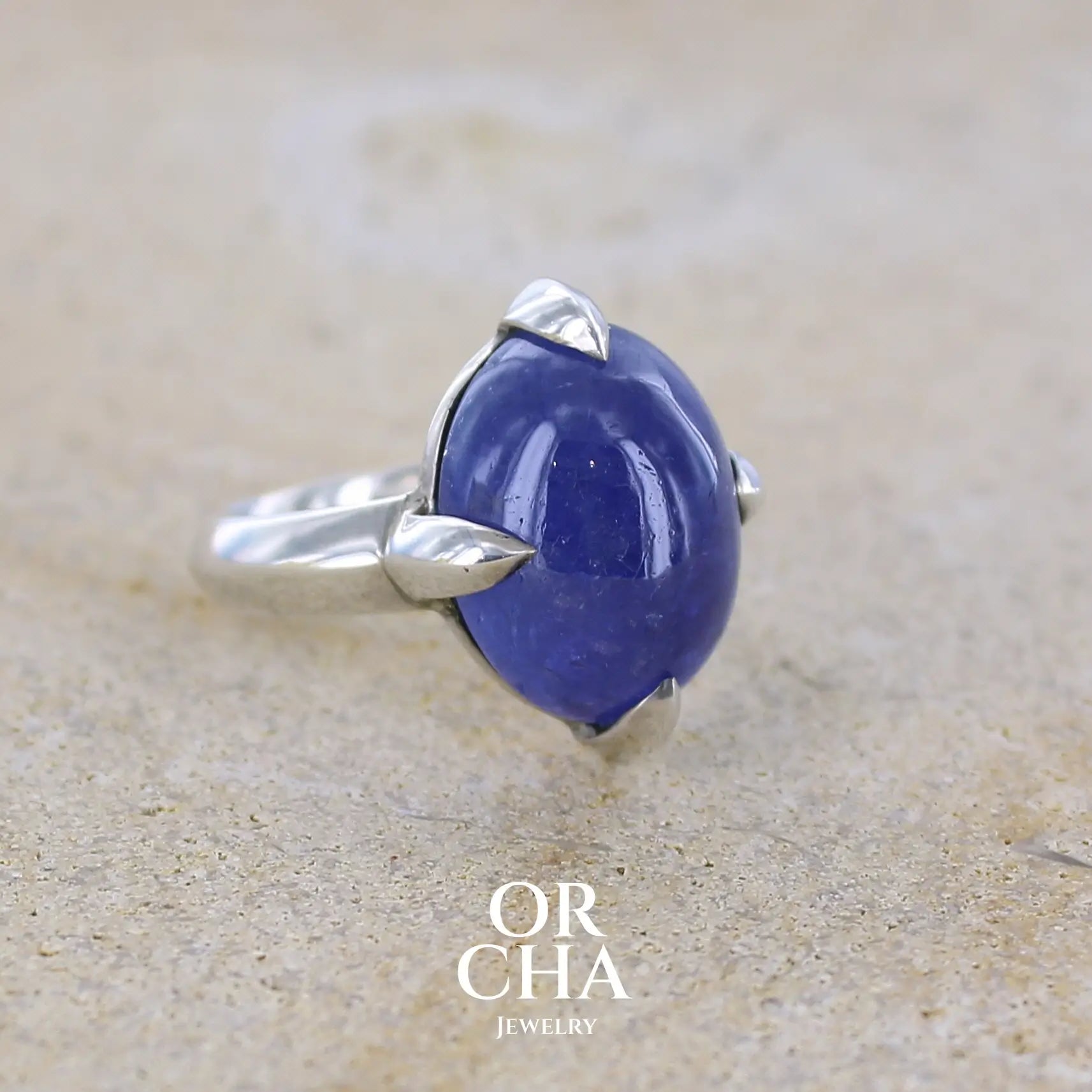 Bague tanzanite cabochon sertie griffes en argent massif — pièce unique - Sauvage